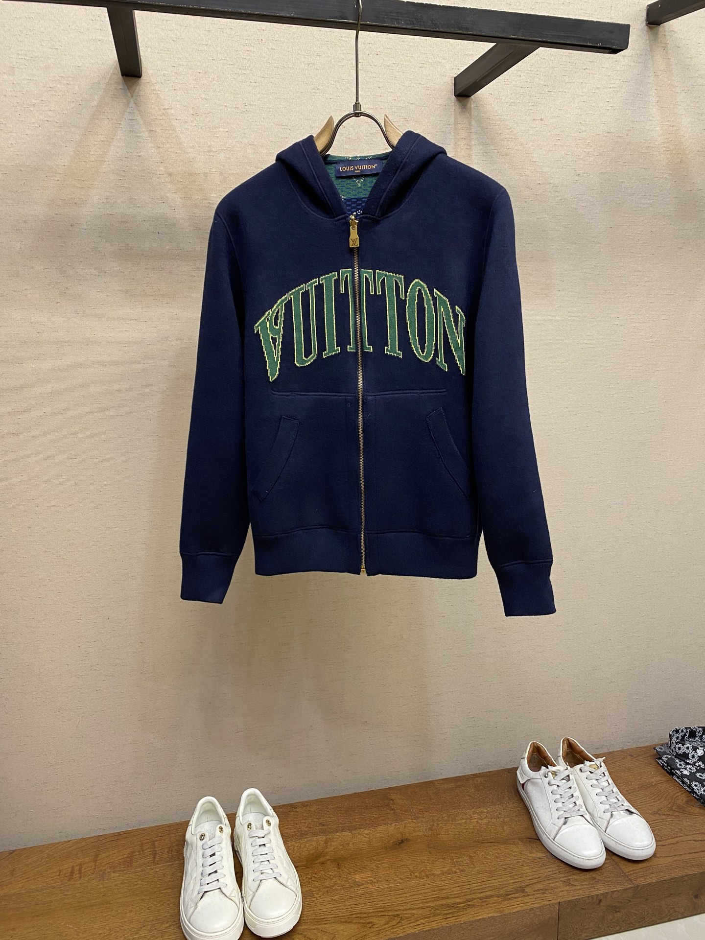 NO:595154,1V double-sided hoodie, double-sided cotton and wool blended knit, with exquisite intarsia logo to light up the casual style. The plain side expresses the word VUITTON, and flips it to reveal the Monogram Heritage stripe pattern, the same style for men and women! Sizes S-XL,,hats,alexander wang198609091V 双面连帽衫 双面棉毛混纺针织,以精巧嵌花标识点亮闲适格调.素净一面抒写 VUITTON 字样,翻转即现 Monogram Heritage 条纹图案,男女同款! 尺码S-XL,,hats,alexander wang,Men's clothing