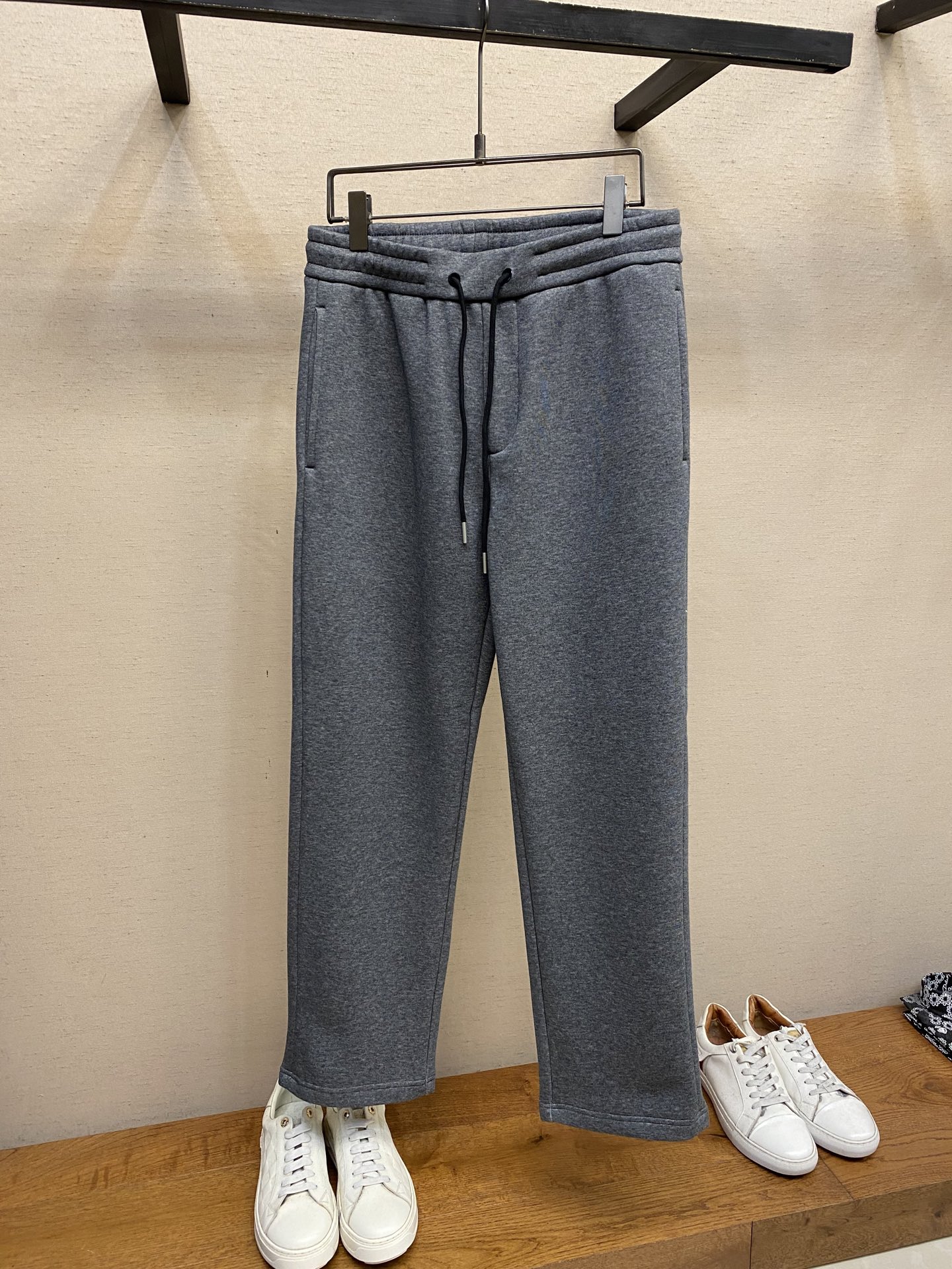 NO:595157,Moncler, [Fleece] men's casual pants, the latest upper body style is unbeatable!  You can definitely close your eyes and close your eyes. This type of pants is very versatile and has an elastic waist. It can be worn in daily work and outdoor sports. It is the perfect combination of fashion, leisure and outdoor sports, so it is your best choice whether you wear it daily or outdoors. Extreme comfort and quick perspiration are the most popular focus, improving the wearing comfort. It is suitable for aerobic exercise and cross-country running. This type of running casual pants has an extremely wide range of applications, allowing you to naturally maintain your love for sports in the summer, and can also be worn in leisure life.  Size S-2xl,,alexander wang19860909Moncler、【加绒】男士休闲裤 最新款上身版型无敌正！ 绝对可以闭眼收的一款 此款裤子非常百搭,弹力腰围,日常上班 户外运动都可以穿着,是时尚休闲与户外运动的完美结合,所以无论您平时穿或者户外穿都是您的最佳选择. 极致舒适和快速排汗是备受青睐的重点,提升穿着舒适度,适合有氧运动和越野跑条件下穿着,此款是一件适用范围极其广泛的跑步休闲裤,让你在夏天自然可以保持对运动热爱,也可以在休闲生活中穿着 尺码S-2xl,,alexander wang,Men's clothing