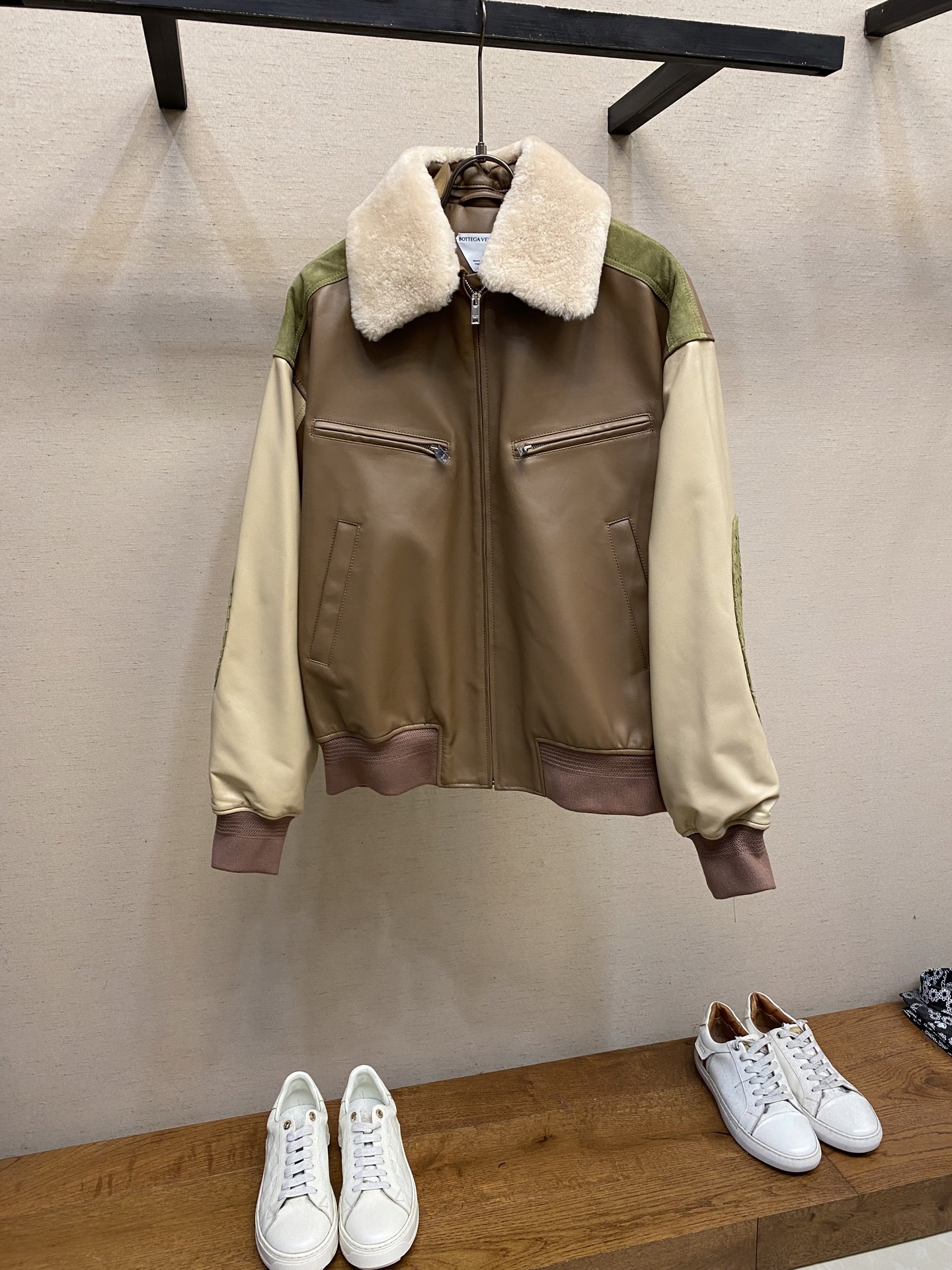 NO:595151,P [High-end customization, only code exchange] BV, highly recommended model, exclusive version, wool collar is detachable, detachable, detachable!  Italian sheepskin all over, mixed sheepskin weaving at the elbows, all handmade by an aunt who works overtime every day, bit by bit, and won’t come soon. Asking a good aunt to do the work is very expensive, original hardware, correct version, size 48-56,,bottega veneta,sheepskin,alexander wang19860909P【高端定制,只可换码】 BV,重磅推荐款 独家对版 羊毛领可拆卸,可拆卸,可拆卸！ 全身意大利羊皮 手肘位置混种羊皮编织 全手工阿姨天天加班一点点编的 快不来 请好的阿姨干活人工费极高 原版五金 正确版标 尺码48-56,,bottega veneta,sheepskin,alexander wang,Men's clothing