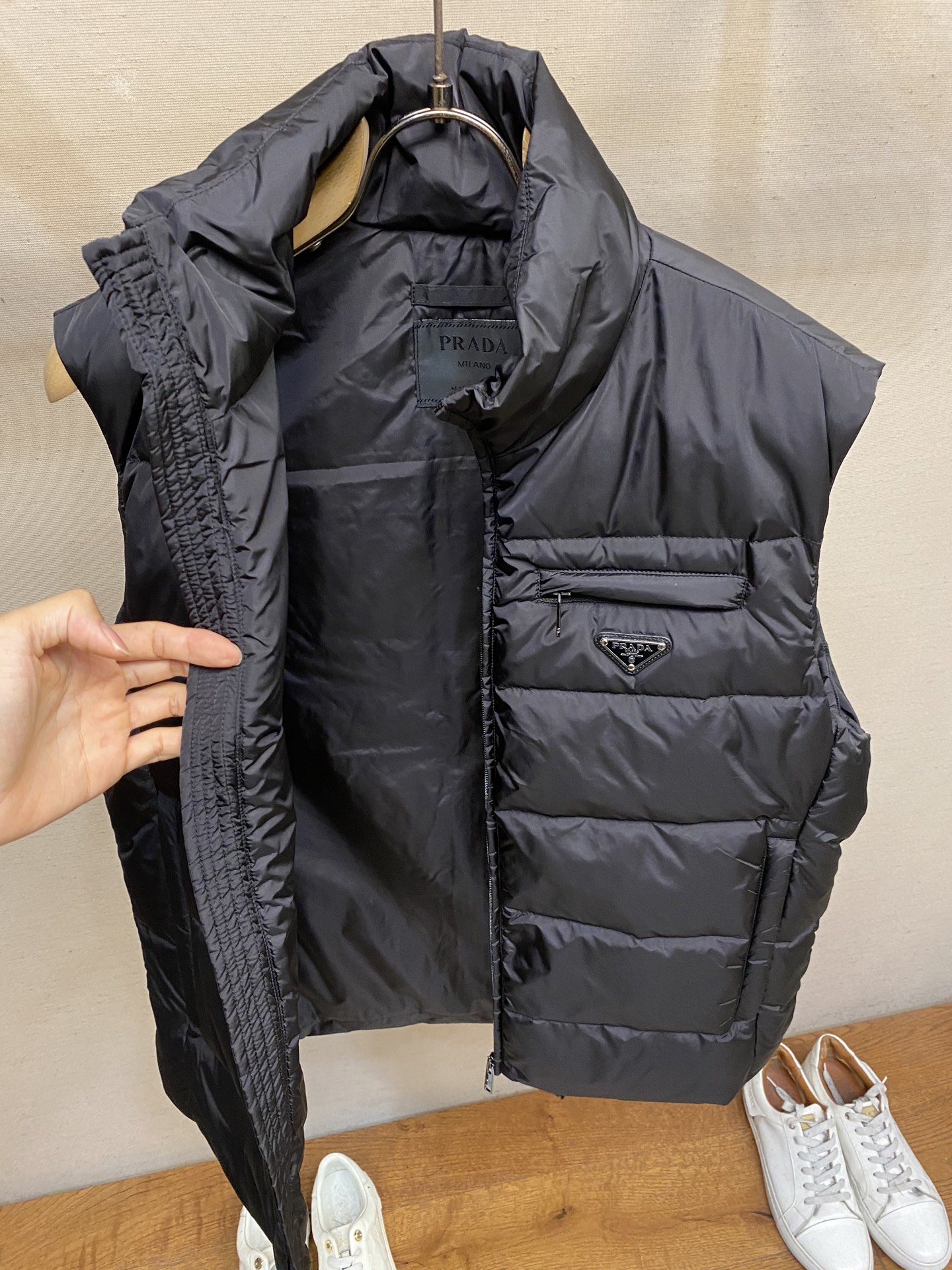 🌟🌟Prada，秋冬羽绒服 马甲这个羽绒服马甲真的有点绝，这么早发羽绒服就是不想你们在天冷的时候挨冻。衣