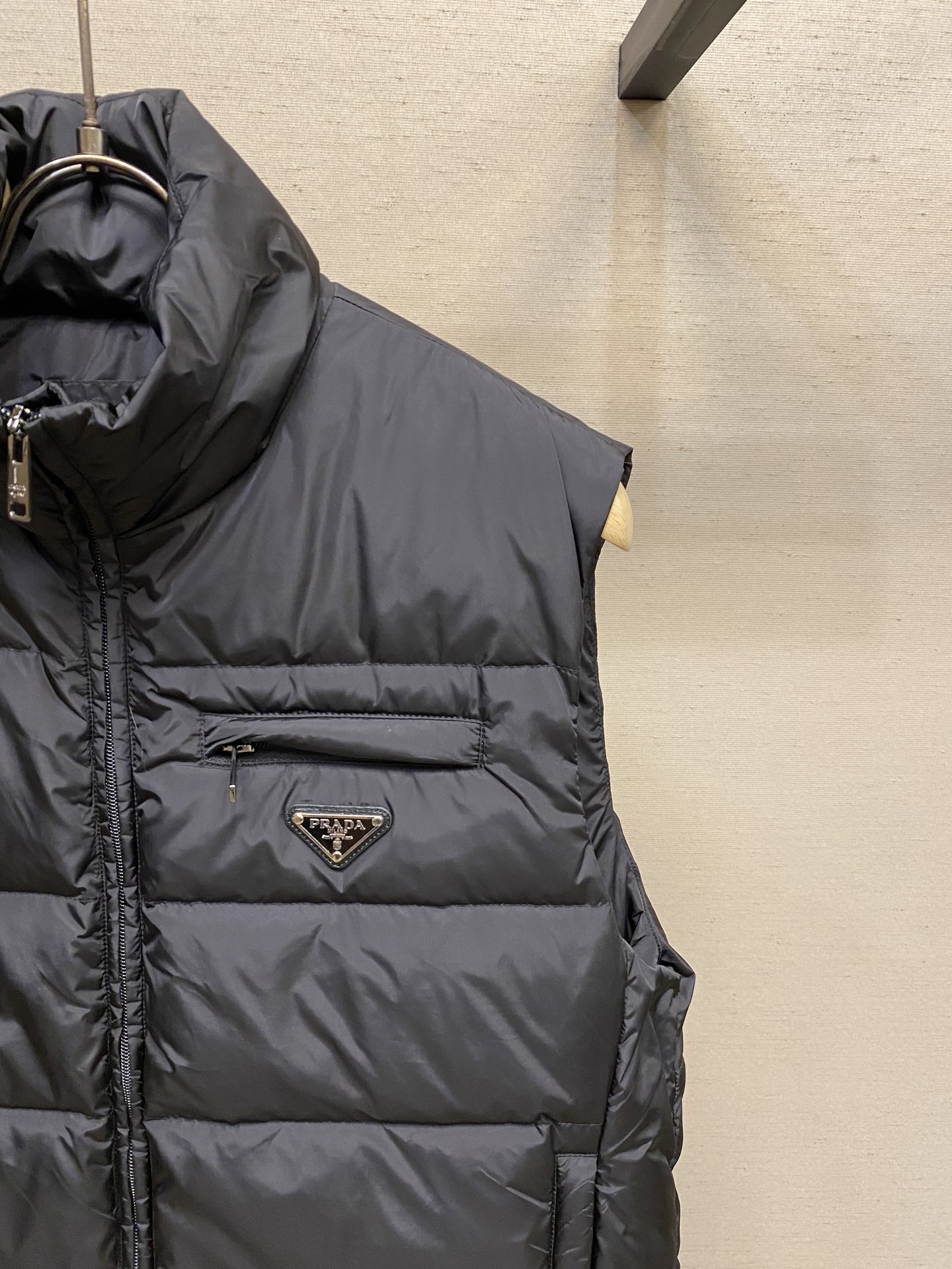 🌟🌟Prada，秋冬羽绒服 马甲这个羽绒服马甲真的有点绝，这么早发羽绒服就是不想你们在天冷的时候挨冻。衣