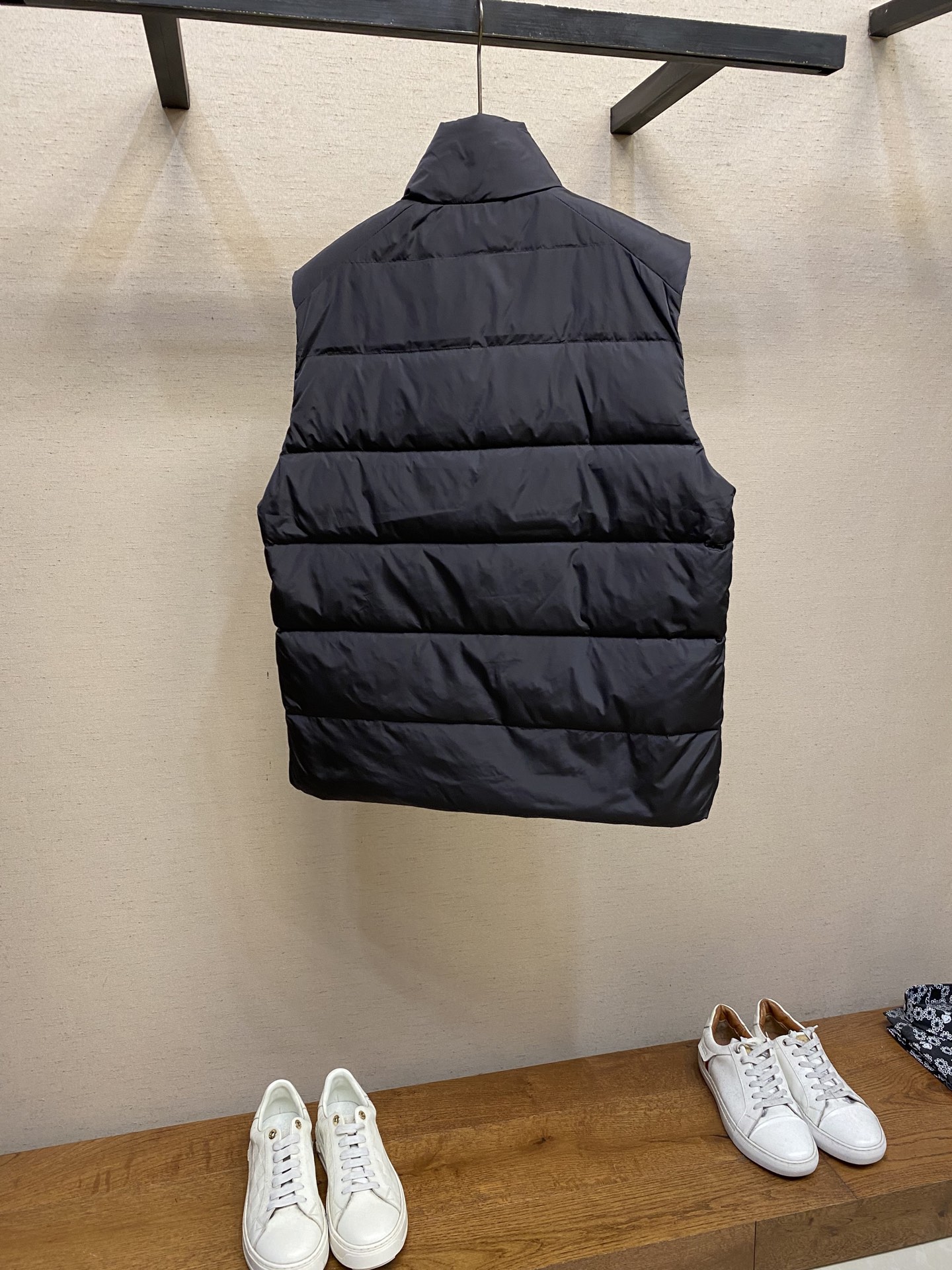 🌟🌟Prada，秋冬羽绒服 马甲这个羽绒服马甲真的有点绝，这么早发羽绒服就是不想你们在天冷的时候挨冻。衣