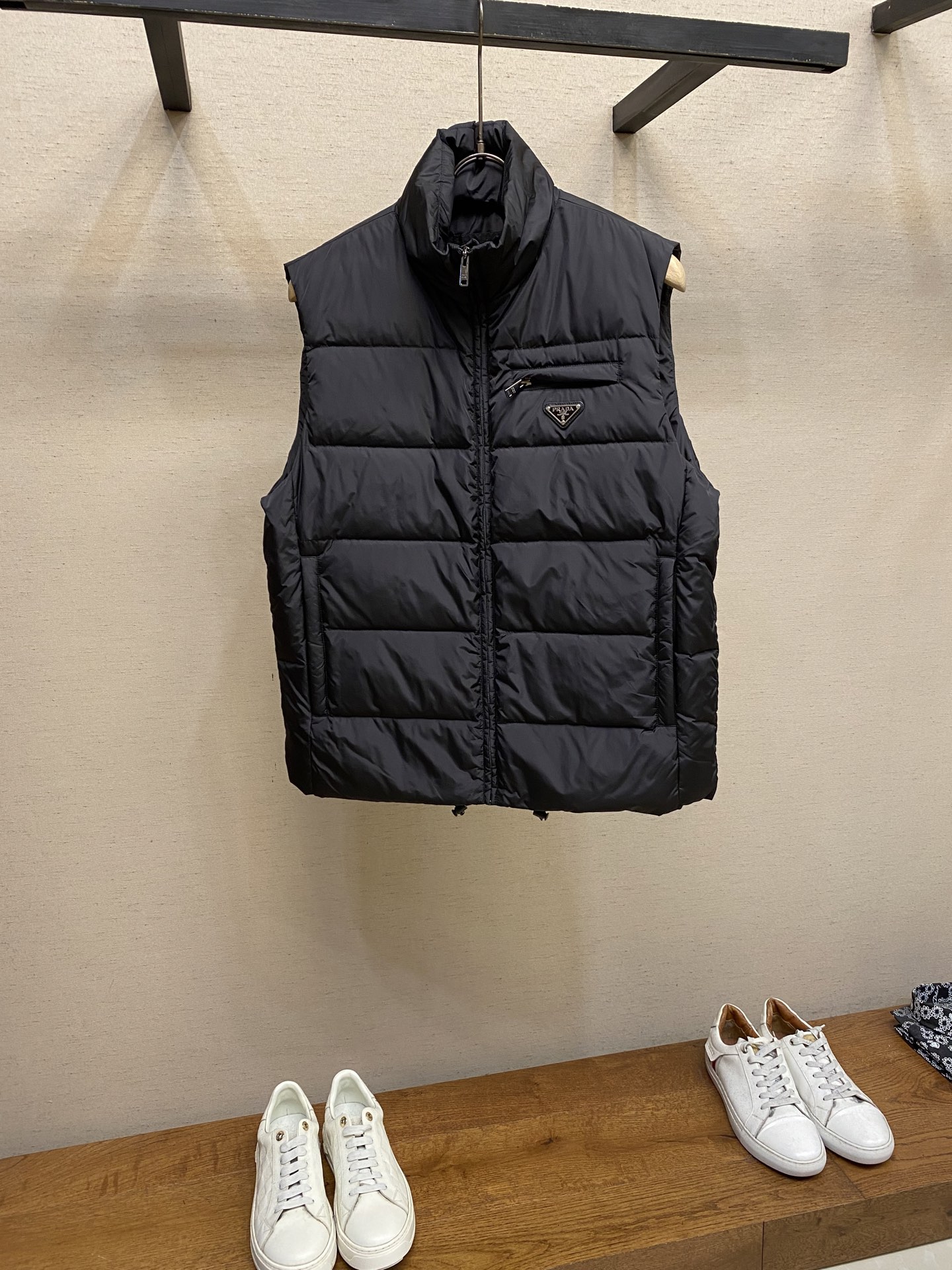 🌟🌟Prada，秋冬羽绒服 马甲这个羽绒服马甲真的有点绝，这么早发羽绒服就是不想你们在天冷的时候挨冻。衣