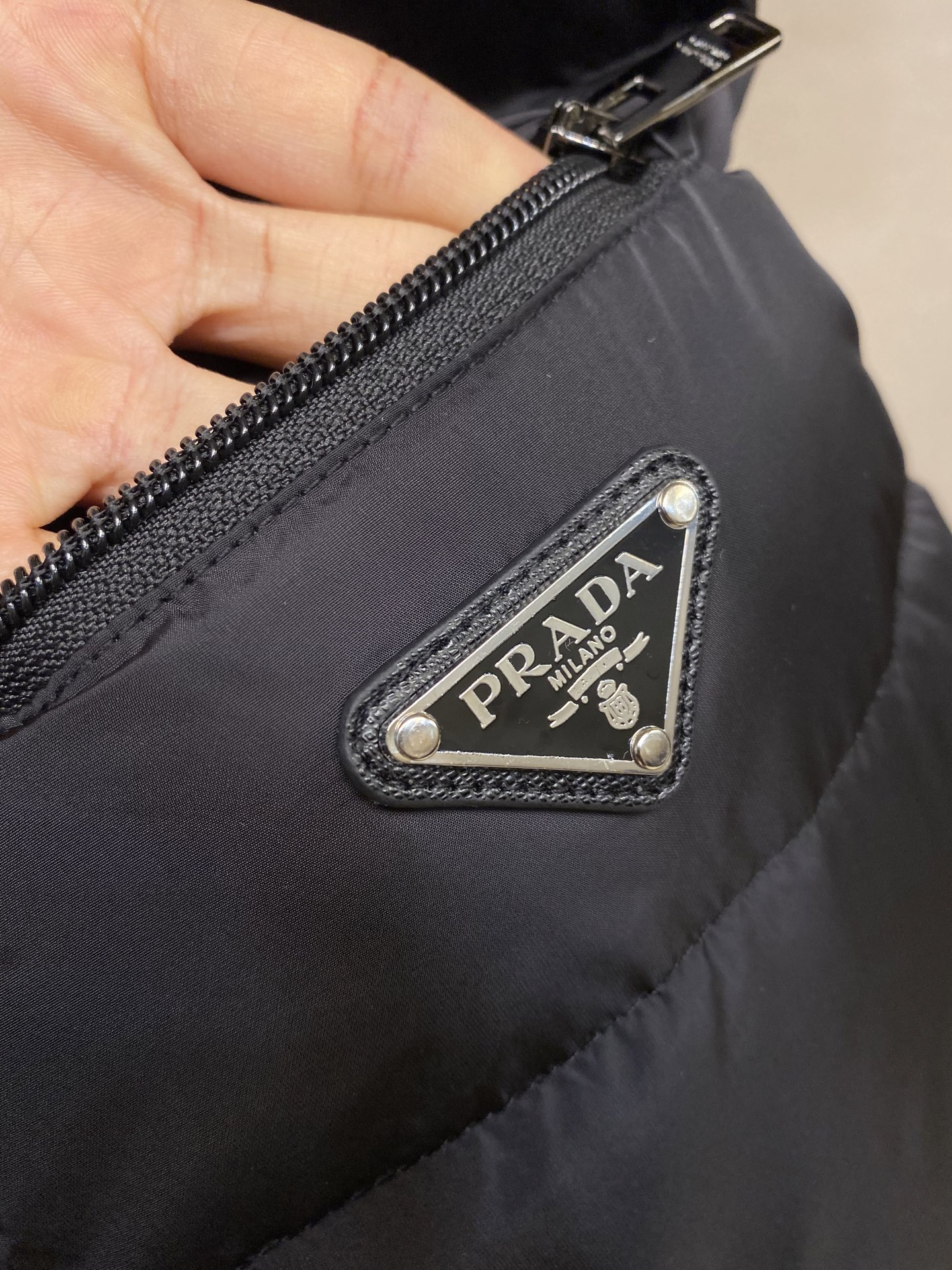 🌟🌟Prada，秋冬羽绒服 马甲这个羽绒服马甲真的有点绝，这么早发羽绒服就是不想你们在天冷的时候挨冻。衣