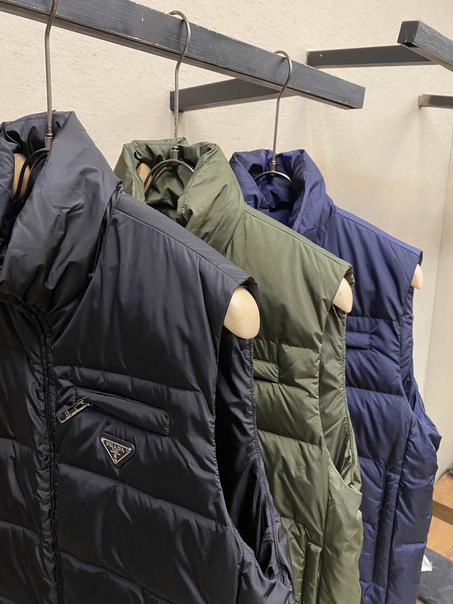 🌟🌟Prada，秋冬羽绒服 马甲这个羽绒服马甲真的有点绝，这么早发羽绒服就是不想你们在天冷的时候挨冻。衣