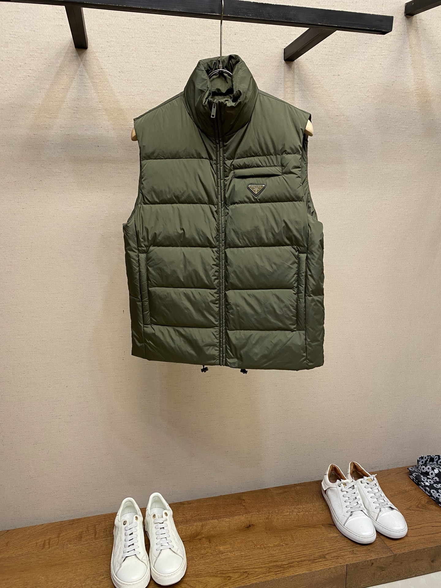 🌟🌟Prada，秋冬羽绒服 马甲这个羽绒服马甲真的有点绝，这么早发羽绒服就是不想你们在天冷的时候挨冻。衣