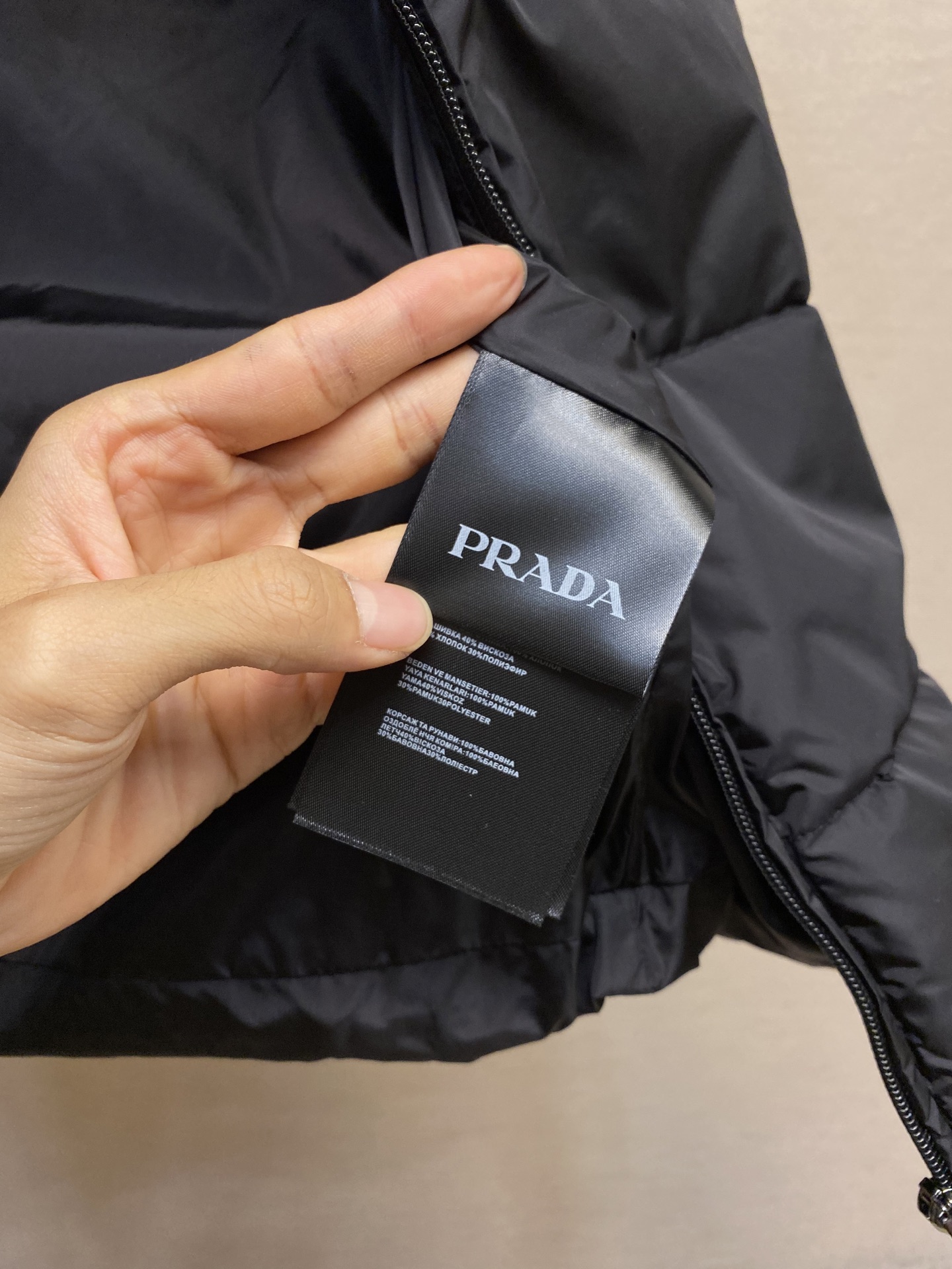 🌟🌟Prada，秋冬羽绒服 马甲这个羽绒服马甲真的有点绝，这么早发羽绒服就是不想你们在天冷的时候挨冻。衣