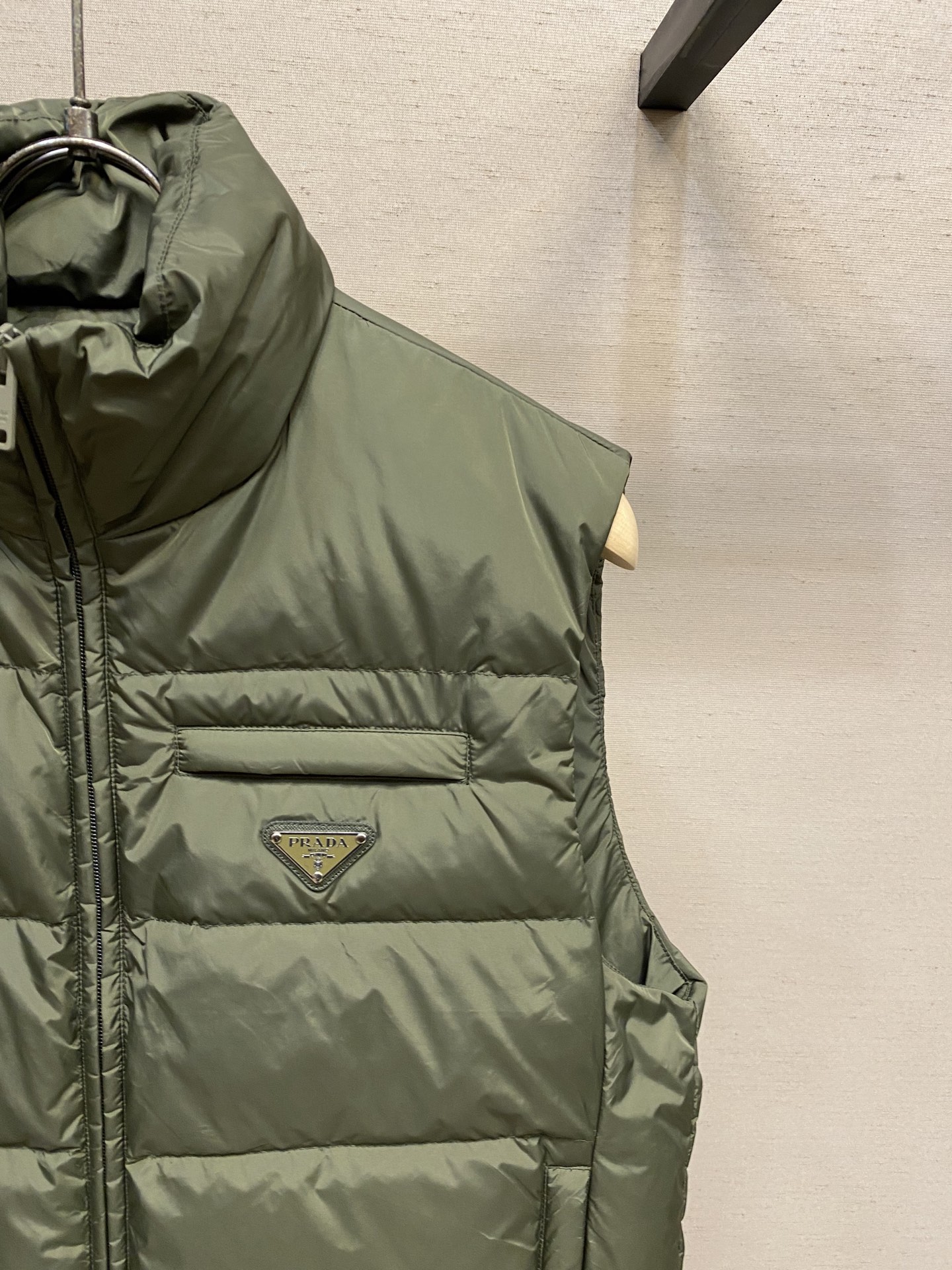 🌟🌟Prada，秋冬羽绒服 马甲这个羽绒服马甲真的有点绝，这么早发羽绒服就是不想你们在天冷的时候挨冻。衣