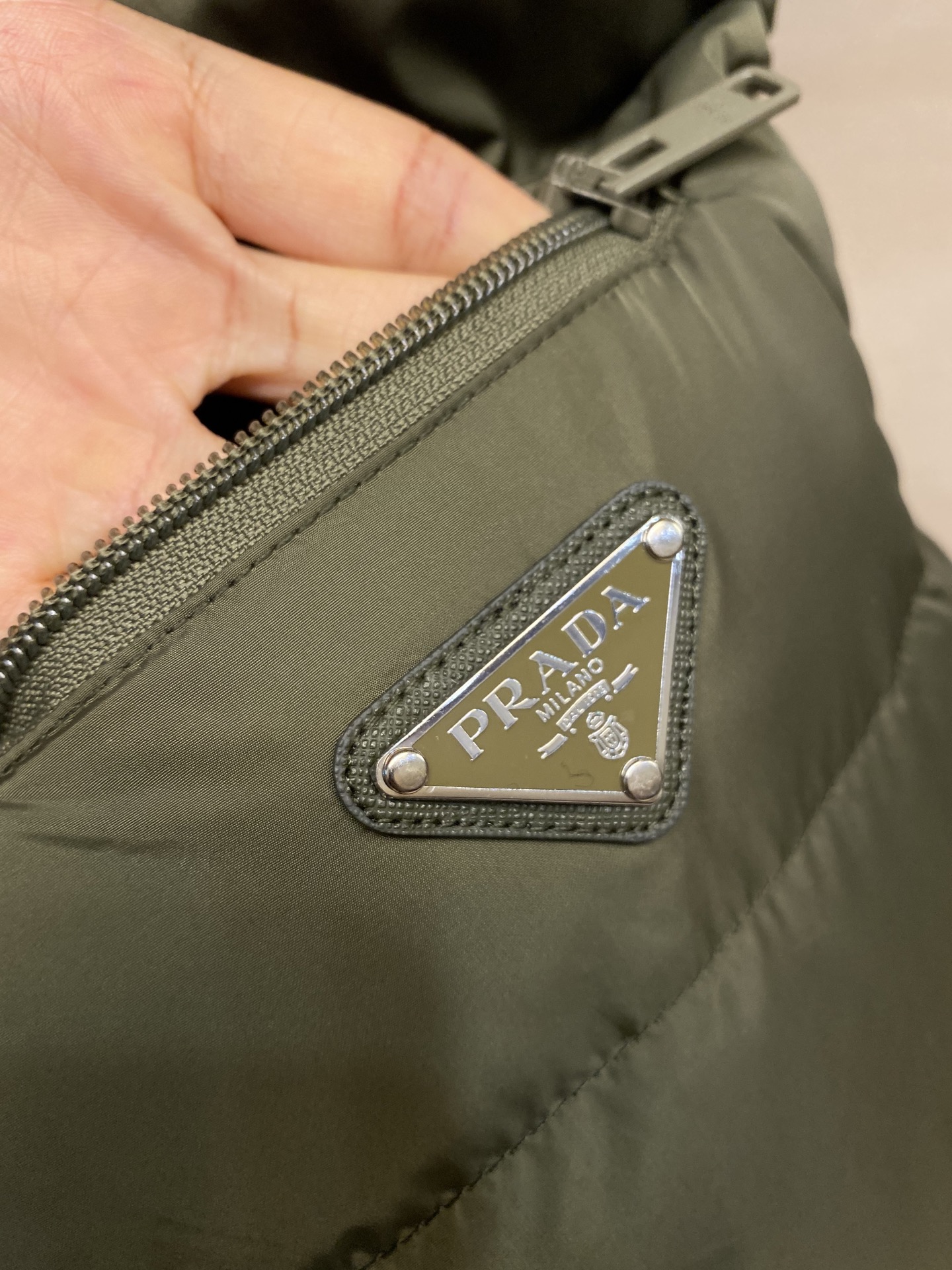 🌟🌟Prada，秋冬羽绒服 马甲这个羽绒服马甲真的有点绝，这么早发羽绒服就是不想你们在天冷的时候挨冻。衣