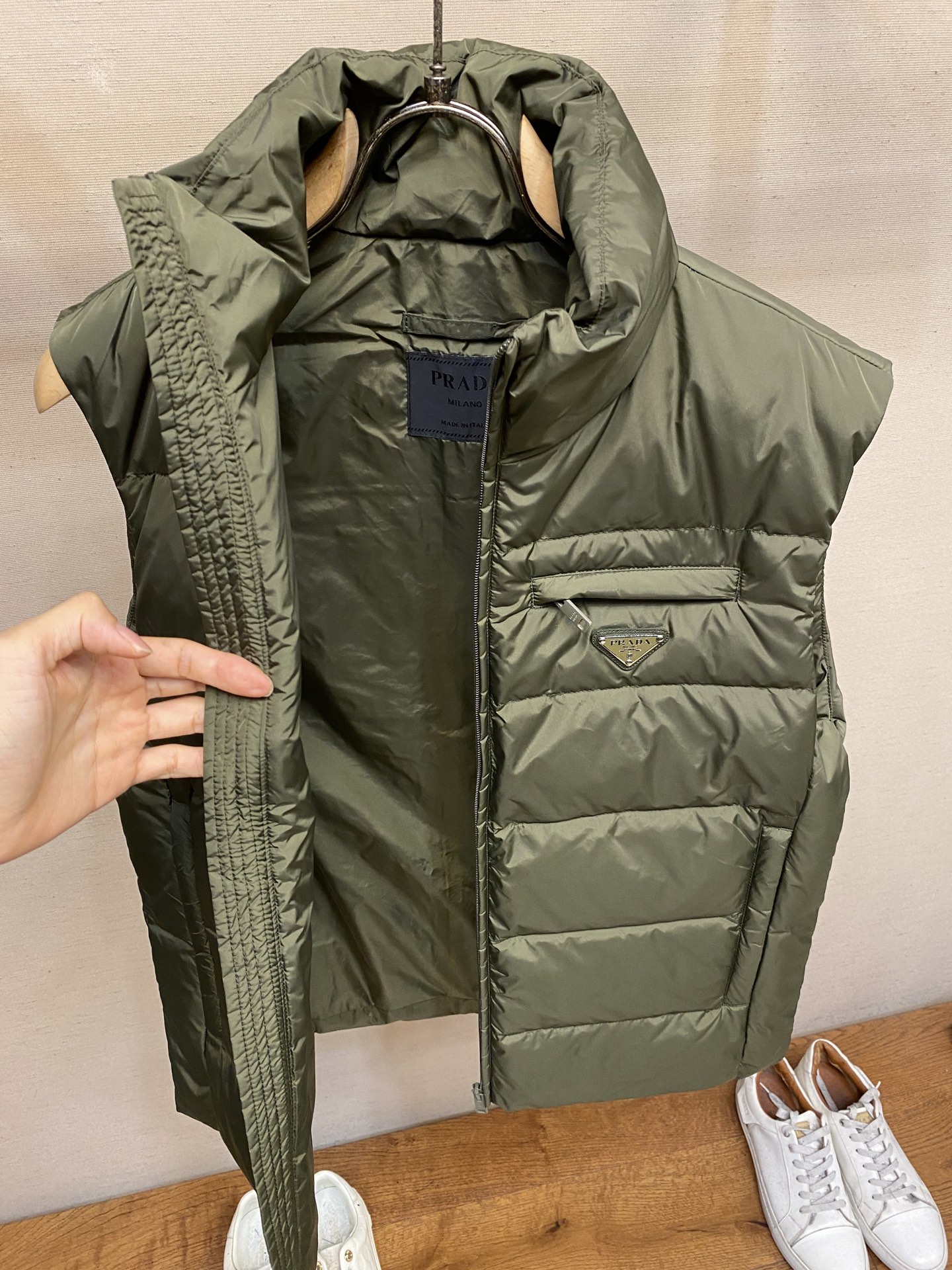 🌟🌟Prada，秋冬羽绒服 马甲这个羽绒服马甲真的有点绝，这么早发羽绒服就是不想你们在天冷的时候挨冻。衣