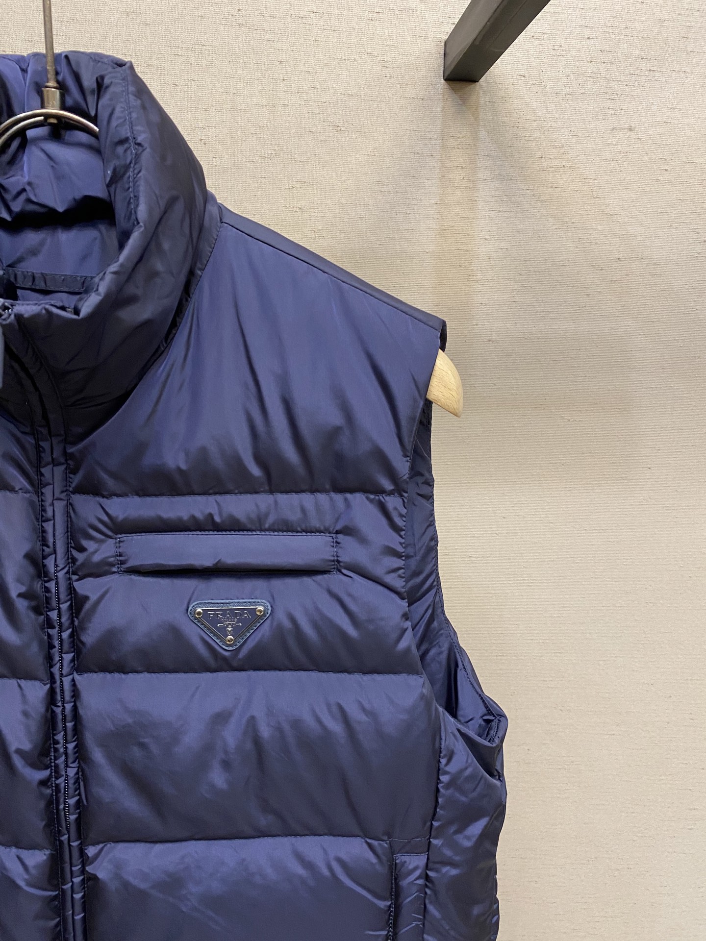 🌟🌟Prada，秋冬羽绒服 马甲这个羽绒服马甲真的有点绝，这么早发羽绒服就是不想你们在天冷的时候挨冻。衣