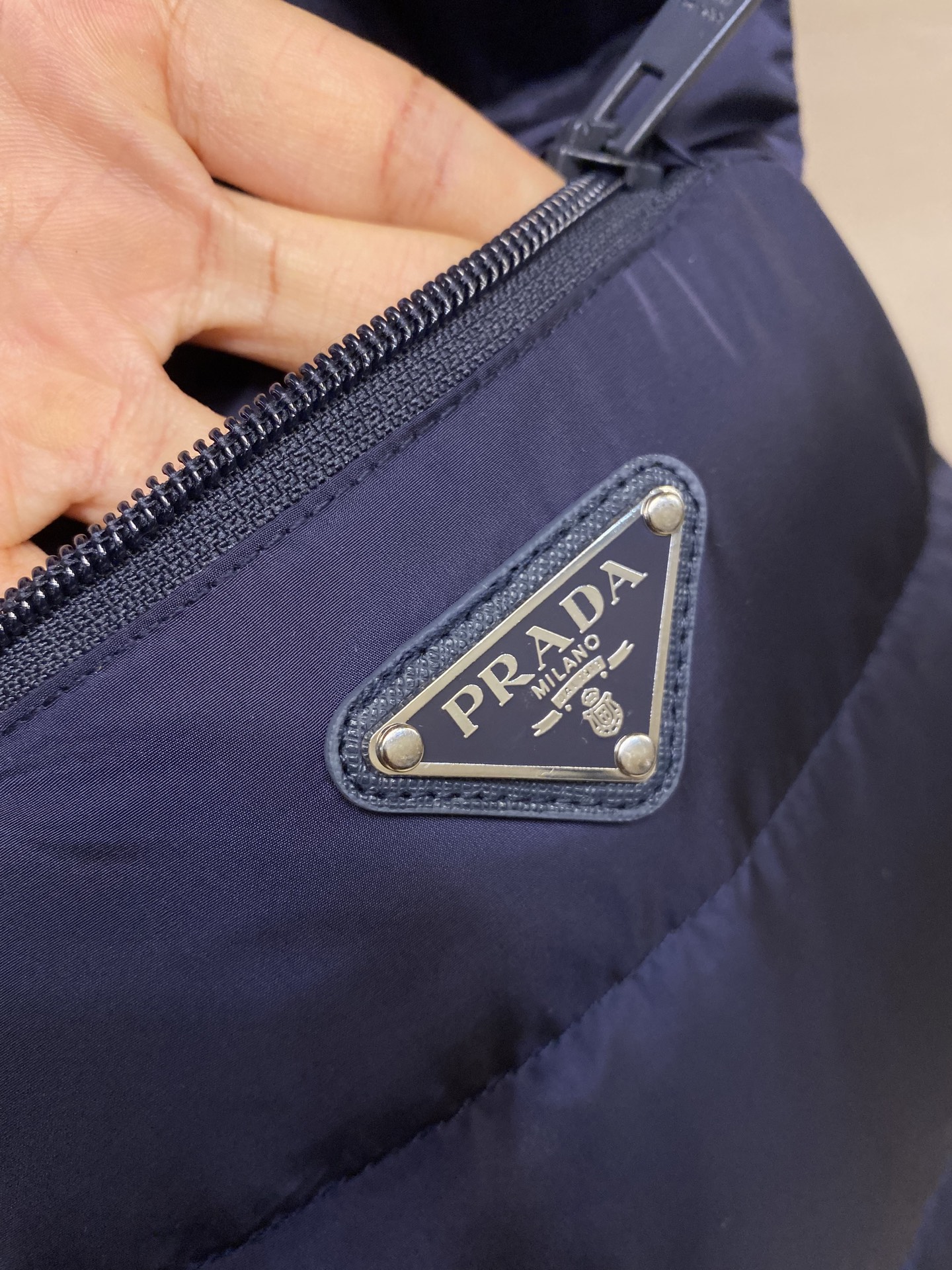 🌟🌟Prada，秋冬羽绒服 马甲这个羽绒服马甲真的有点绝，这么早发羽绒服就是不想你们在天冷的时候挨冻。衣