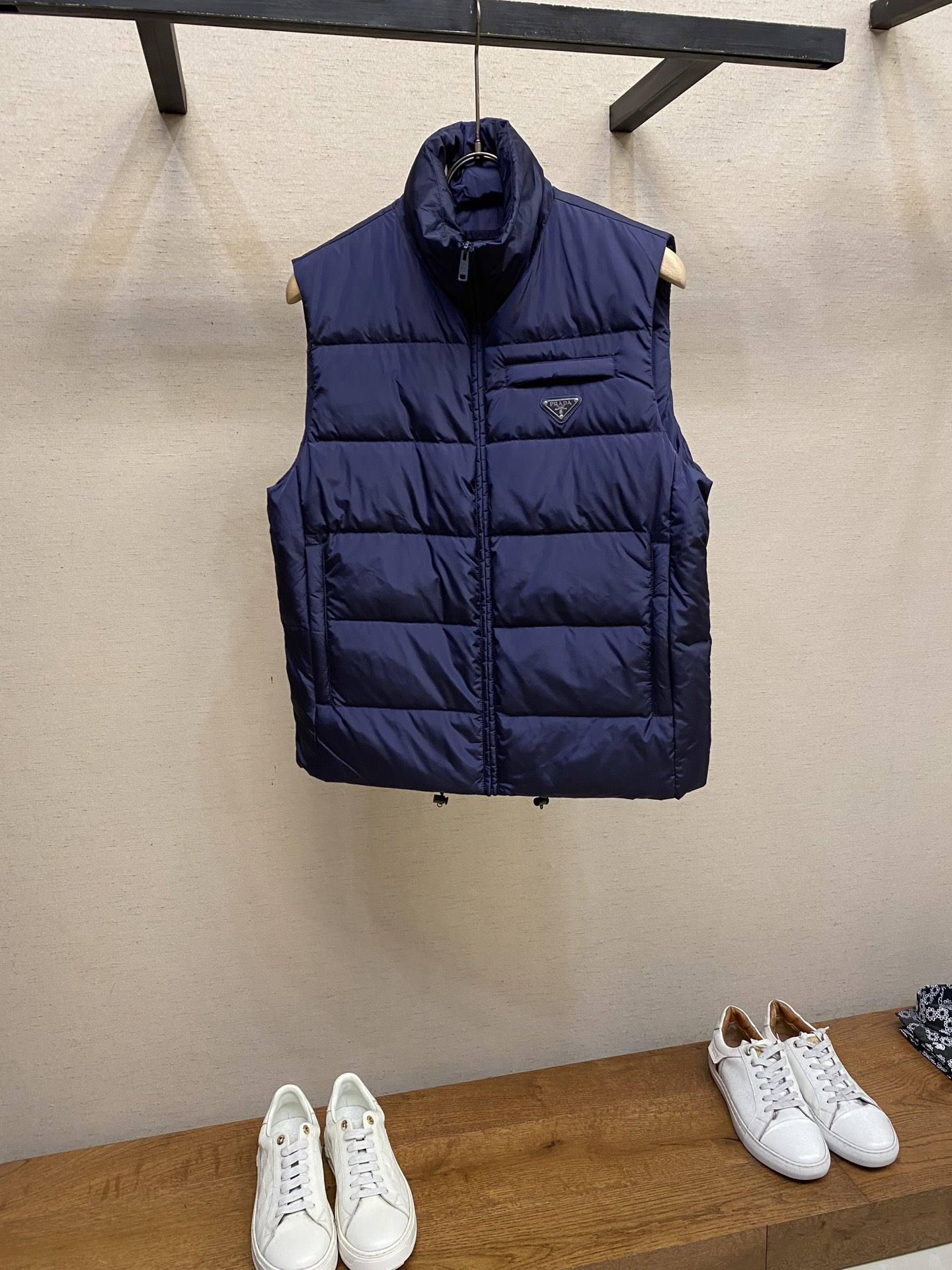 🌟🌟Prada，秋冬羽绒服 马甲这个羽绒服马甲真的有点绝，这么早发羽绒服就是不想你们在天冷的时候挨冻。衣