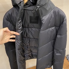 🌟🌟 Moncler 短款羽绒服,简约连帽设计,高密度防护尼龙面料,防风防泼水,内部填充高品质鹅绒, 保暖力满分 短款剪 🌟🌟 Moncler 短款羽绒服,简约连帽设计,高密度防护尼龙面料,防风防泼水,内部填充高品质鹅绒, 保暖力满分 短款剪