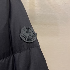 🌟🌟 Moncler 短款羽绒服,简约连帽设计,高密度防护尼龙面料,防风防泼水,内部填充高品质鹅绒, 保暖力满分 短款剪 🌟🌟 Moncler 短款羽绒服,简约连帽设计,高密度防护尼龙面料,防风防泼水,内部填充高品质鹅绒, 保暖力满分 短款剪