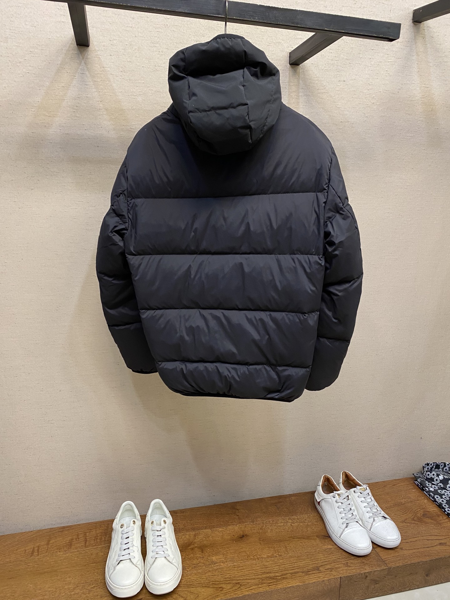 🌟🌟 Moncler 短款羽绒服,简约连帽设计,高密度防护尼龙面料,防风防泼水,内部填充高品质鹅绒, 保暖力满分 短款剪 🌟🌟 Moncler 短款羽绒服,简约连帽设计,高密度防护尼龙面料,防风防泼水,内部填充高品质鹅绒, 保暖力满分 短款剪
