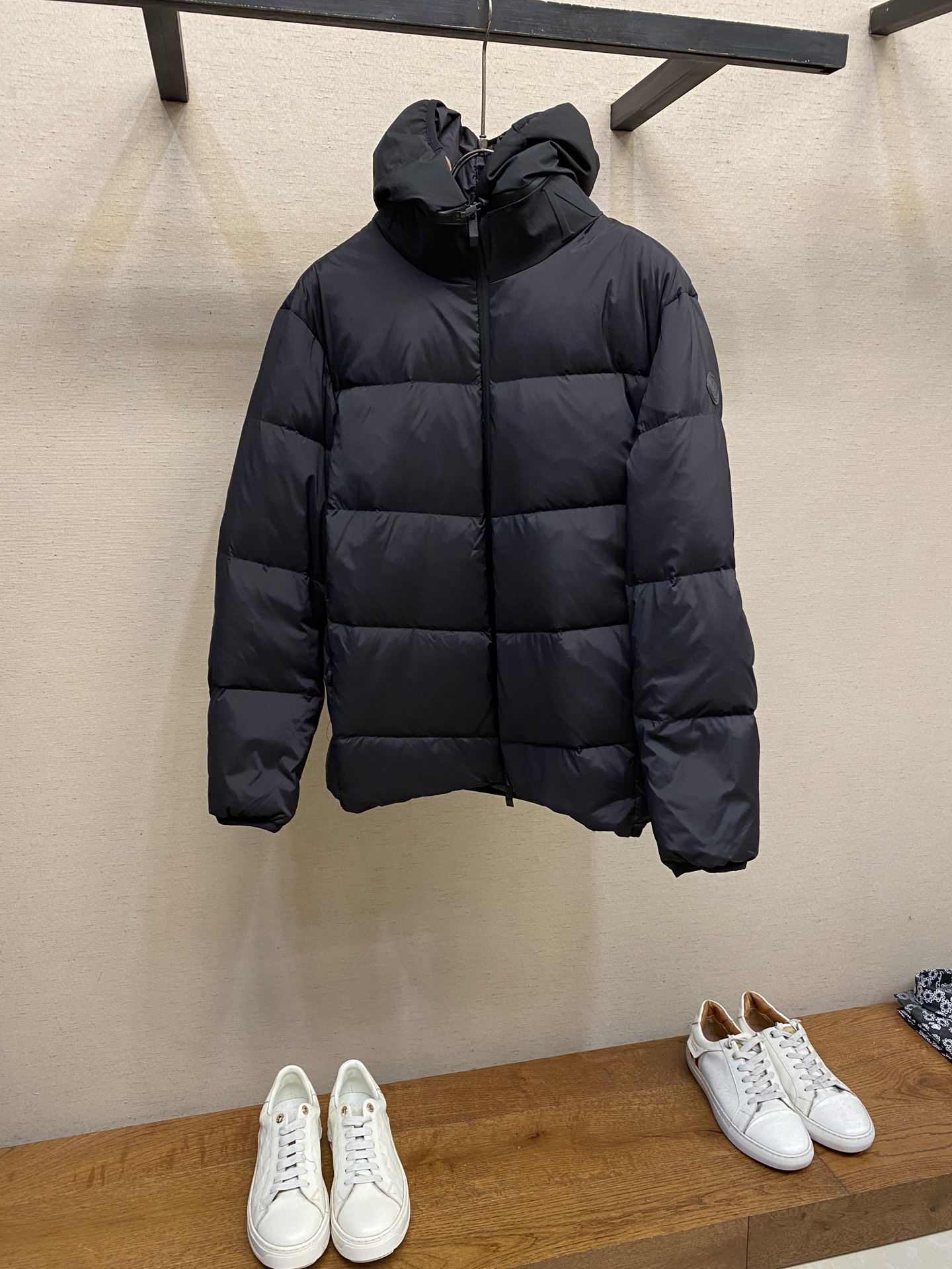 🌟🌟 Moncler 短款羽绒服，简约连帽设计，高密度防护尼龙面料，防风防泼水，内部填充高品质鹅绒， 保暖力满分	短款剪