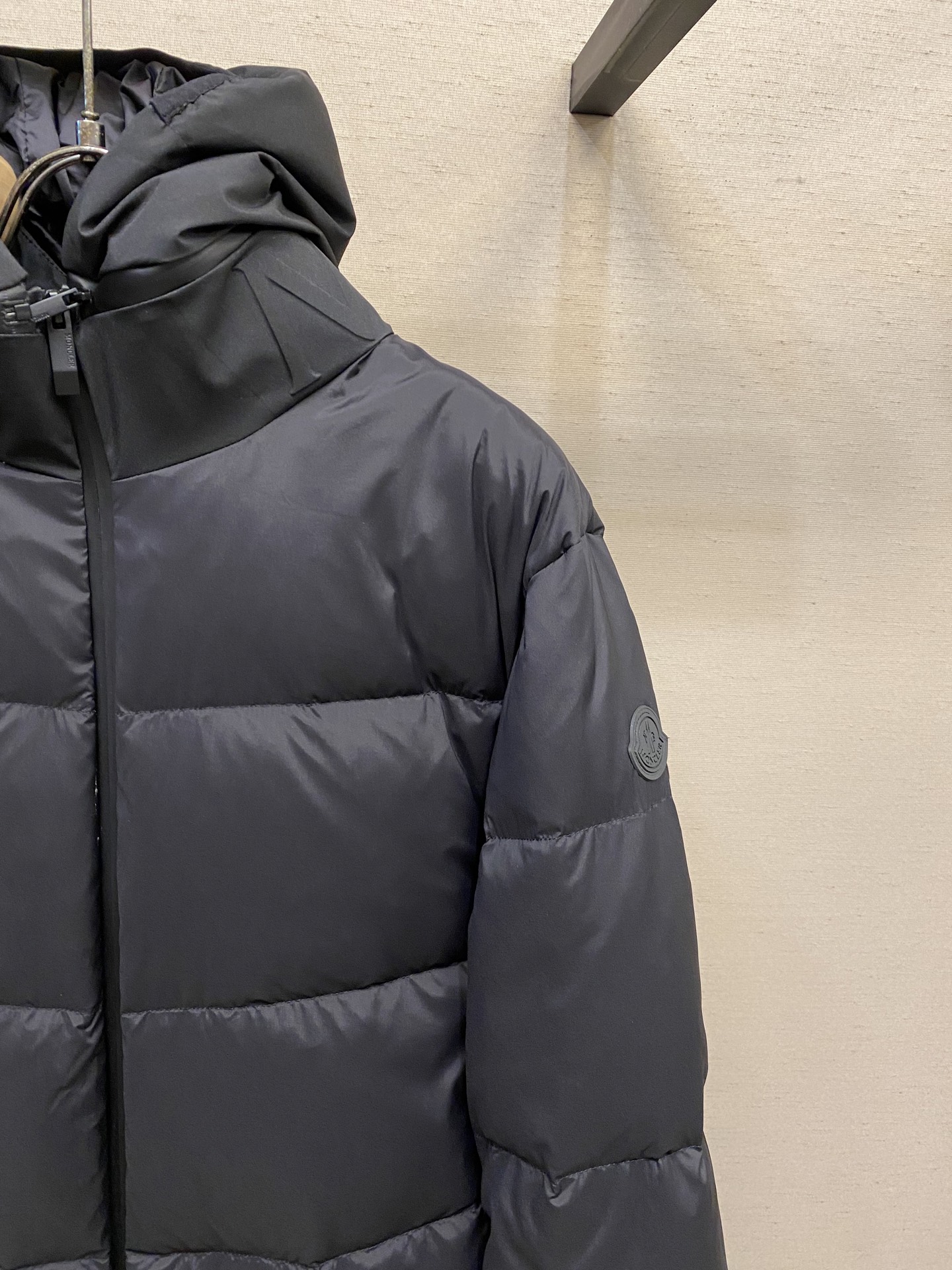 🌟🌟 Moncler 短款羽绒服,简约连帽设计,高密度防护尼龙面料,防风防泼水,内部填充高品质鹅绒, 保暖力满分 短款剪 🌟🌟 Moncler 短款羽绒服,简约连帽设计,高密度防护尼龙面料,防风防泼水,内部填充高品质鹅绒, 保暖力满分 短款剪