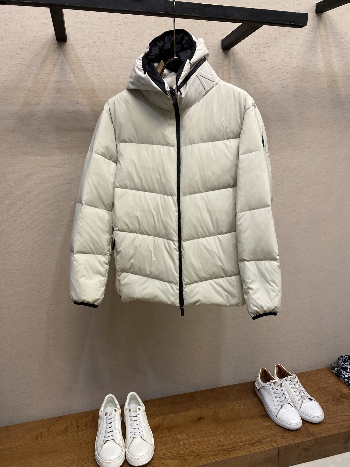 🌟🌟 Moncler 短款羽绒服，简约连帽设计，高密度防护尼龙面料，防风防泼水，内部填充高品质鹅绒， 保暖力满分	短款剪