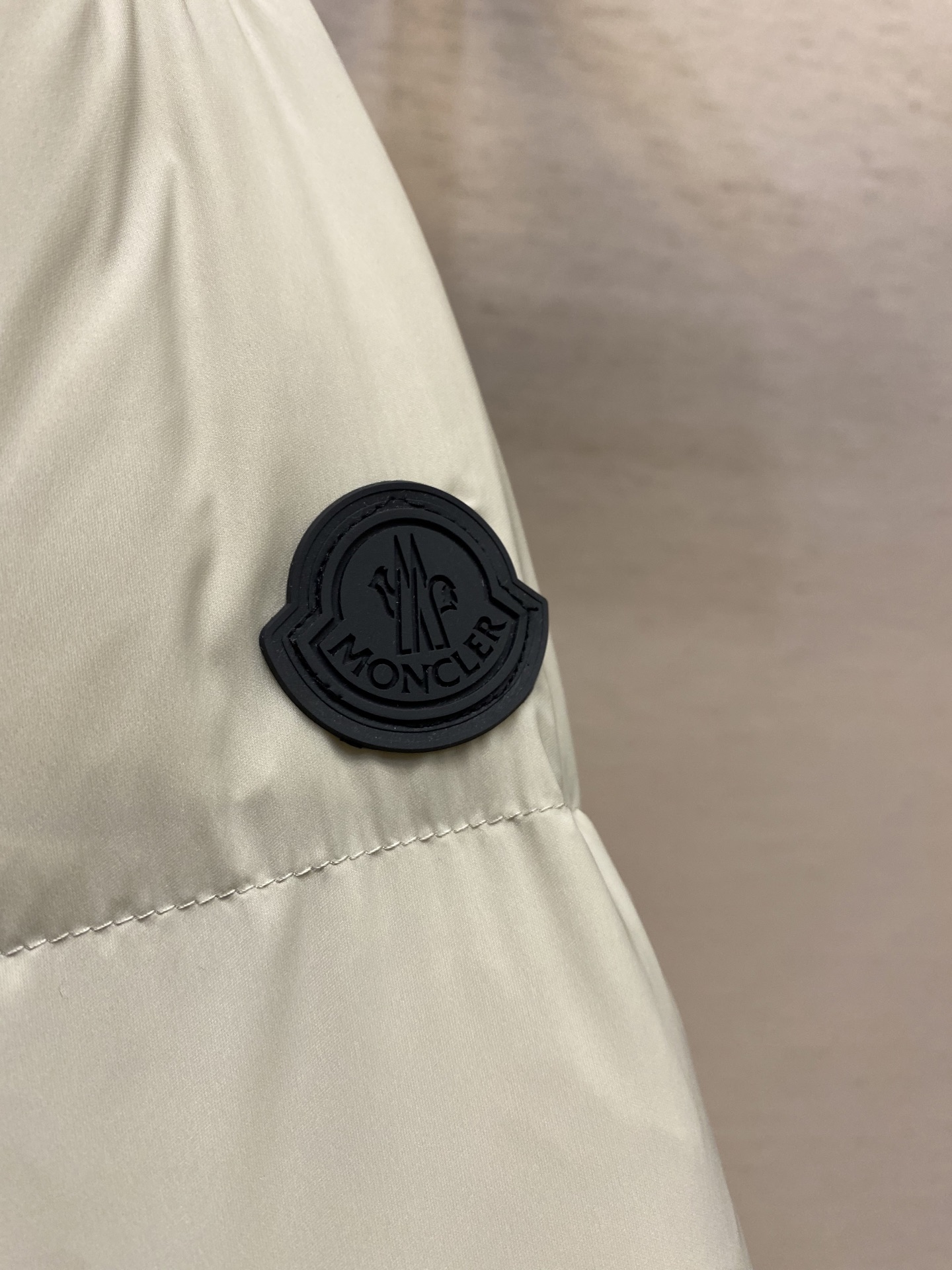 🌟🌟 Moncler 短款羽绒服,简约连帽设计,高密度防护尼龙面料,防风防泼水,内部填充高品质鹅绒, 保暖力满分 短款剪 🌟🌟 Moncler 短款羽绒服,简约连帽设计,高密度防护尼龙面料,防风防泼水,内部填充高品质鹅绒, 保暖力满分 短款剪