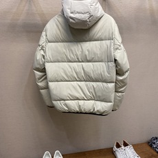 🌟🌟 Moncler 短款羽绒服,简约连帽设计,高密度防护尼龙面料,防风防泼水,内部填充高品质鹅绒, 保暖力满分 短款剪 🌟🌟 Moncler 短款羽绒服,简约连帽设计,高密度防护尼龙面料,防风防泼水,内部填充高品质鹅绒, 保暖力满分 短款剪