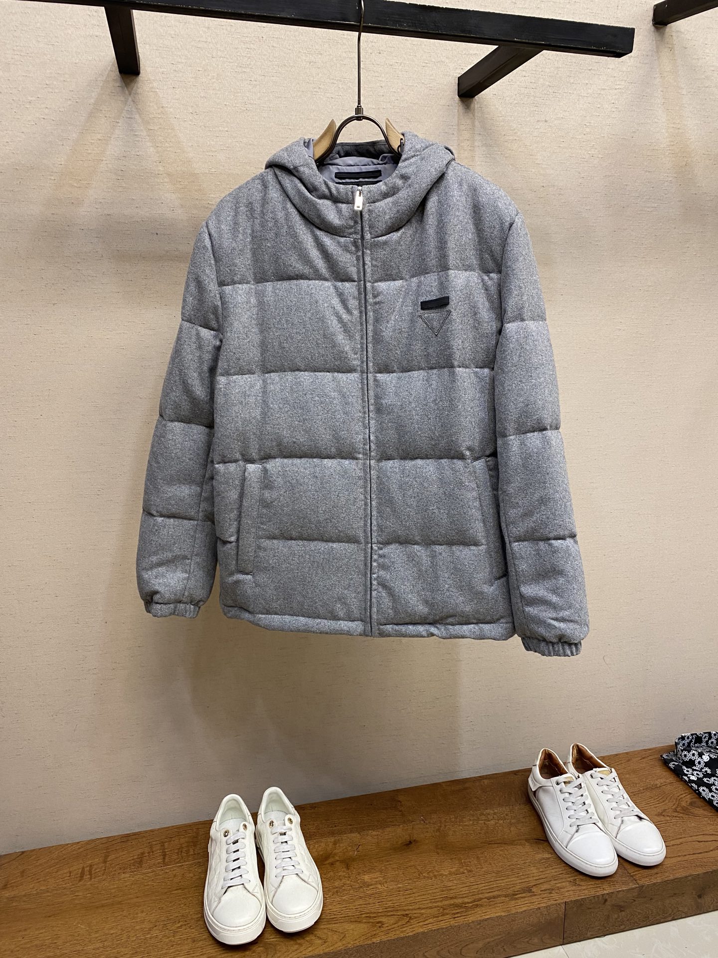 NO:595115,Prada, Prada 2025FW Triangle Logo Down Jacket Hooded Jacket, made of high-count and high-density wool fabric, with laser-burned triangle logo on the chest. The core is filled with 90% pure white duck down. Small details can also reflect the careful design. All the accessories are supplied by customers. The pressing process is smooth and smooth, and the workmanship is exquisite and perfect!  Size M-2xl,,prada,jackets & coats,down jacket,hats,alexander wang19860909Prada,Prada 2025FW 三角标羽绒服连帽外套,采用高支高密羊毛面料,胸前激光烧花三角标 核心内里填充90％纯白鸭绒,小细节也能体现用心的设计,全系客供辅料,压线工艺处理的顺直平整,做工精致完美！ 尺码M-2xl,,prada,jackets & coats,down jacket,hats,alexander wang,Men's clothing