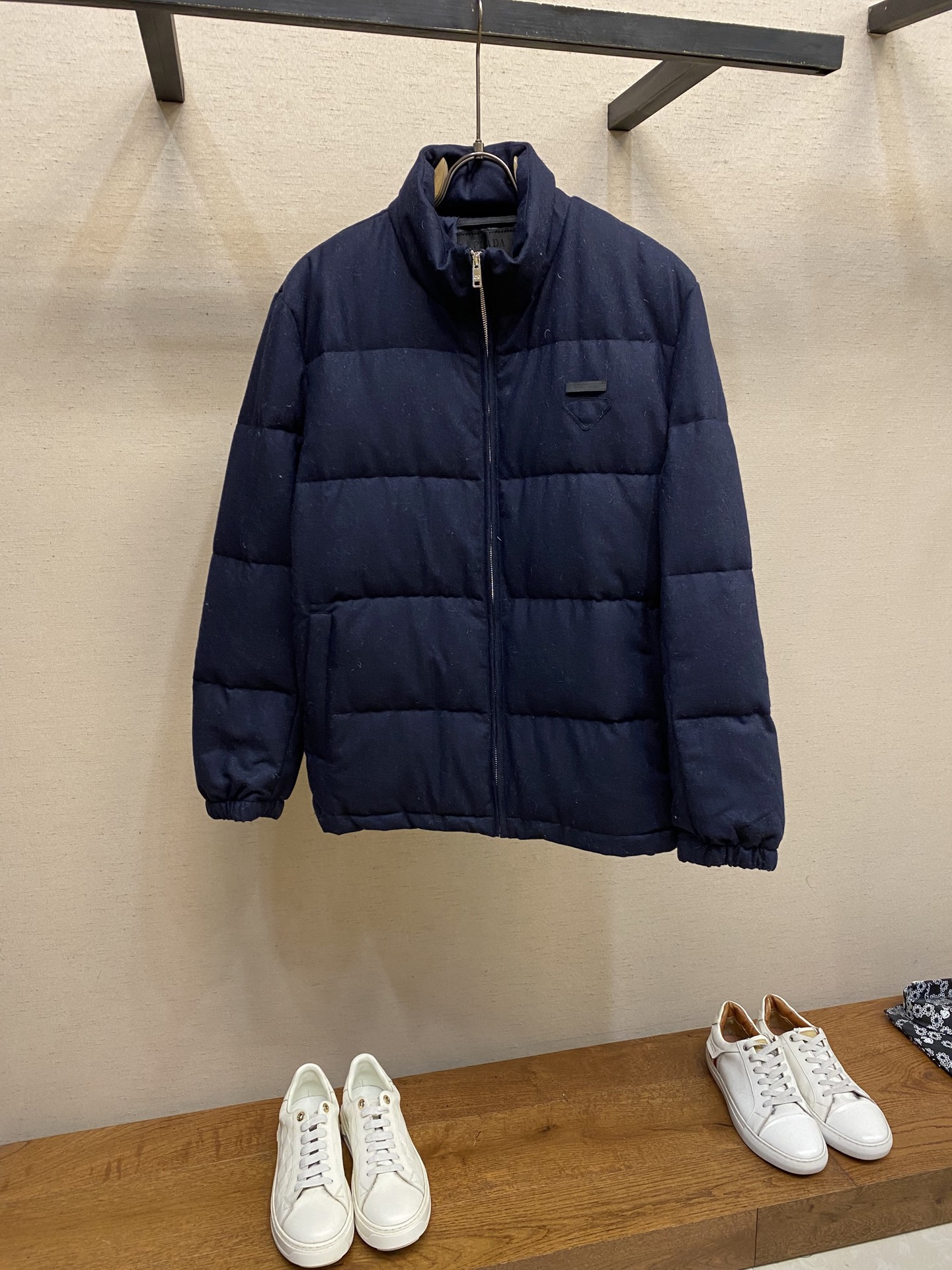 NO:595077,Prada, Prada 2025FW Triangle Logo Down Jacket Stand Collar Jacket, made of high-count and high-density wool fabric, with laser-burned triangle logo on the chest. The core is filled with 90% pure white duck down. Small details can also reflect the careful design. All the accessories are supplied by customers. The pressing process is smooth and smooth, and the workmanship is exquisite and perfect!  Size M-2xl,,prada,jackets & coats,down jacket,alexander wang19860909Prada,Prada 2025FW 三角标羽绒服立领外套,采用高支高密羊毛面料,胸前激光烧花三角标 核心内里填充90％纯白鸭绒,小细节也能体现用心的设计,全系客供辅料,压线工艺处理的顺直平整,做工精致完美！ 尺码M-2xl,,prada,jackets & coats,down jacket,alexander wang,Men's clothing