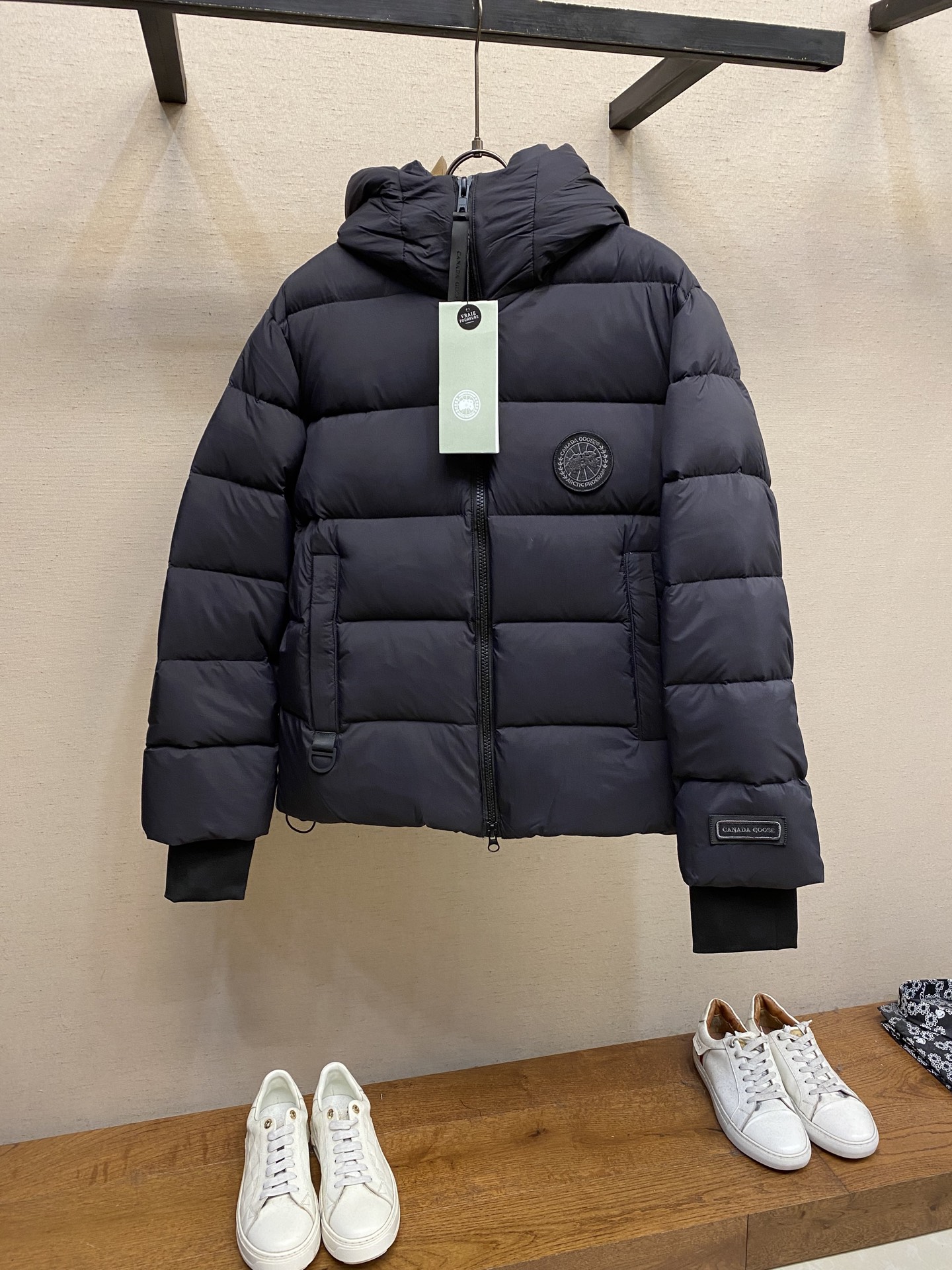 NO:685873,Canada Goose black label short down jacket is simple and advanced! High-quality windproof fabric + double-layer anti-velvet lining, filled with 750 white duck down, perfect for warmth retention. Short version + hood + zipper pocket, practical and fashionable, suitable for commuting or outdoor. The black label series focuses on high-end quality and functionality. It is the first choice for cold protection in winter. Pair it with casual pants or jeans, and you can easily get a simple style. Sizes XS-2xl,, jeans, down jacket, hats,19860909Canada Goose黑标短款羽绒服 简约又高级!高品质防风面料+双层防绒内胆,填充750蓬白鸭绒,保暖力满分.短款版型+连帽+拉链口袋,实用又时髦,通勤或户外都很适合.黑标系列主打高端品质和功能性,冬季防寒首选,搭配休闲裤或牛仔裤,轻松get简约风穿搭 尺码XS-2xl,,jeans,down jacket,hats,,Men's clothing