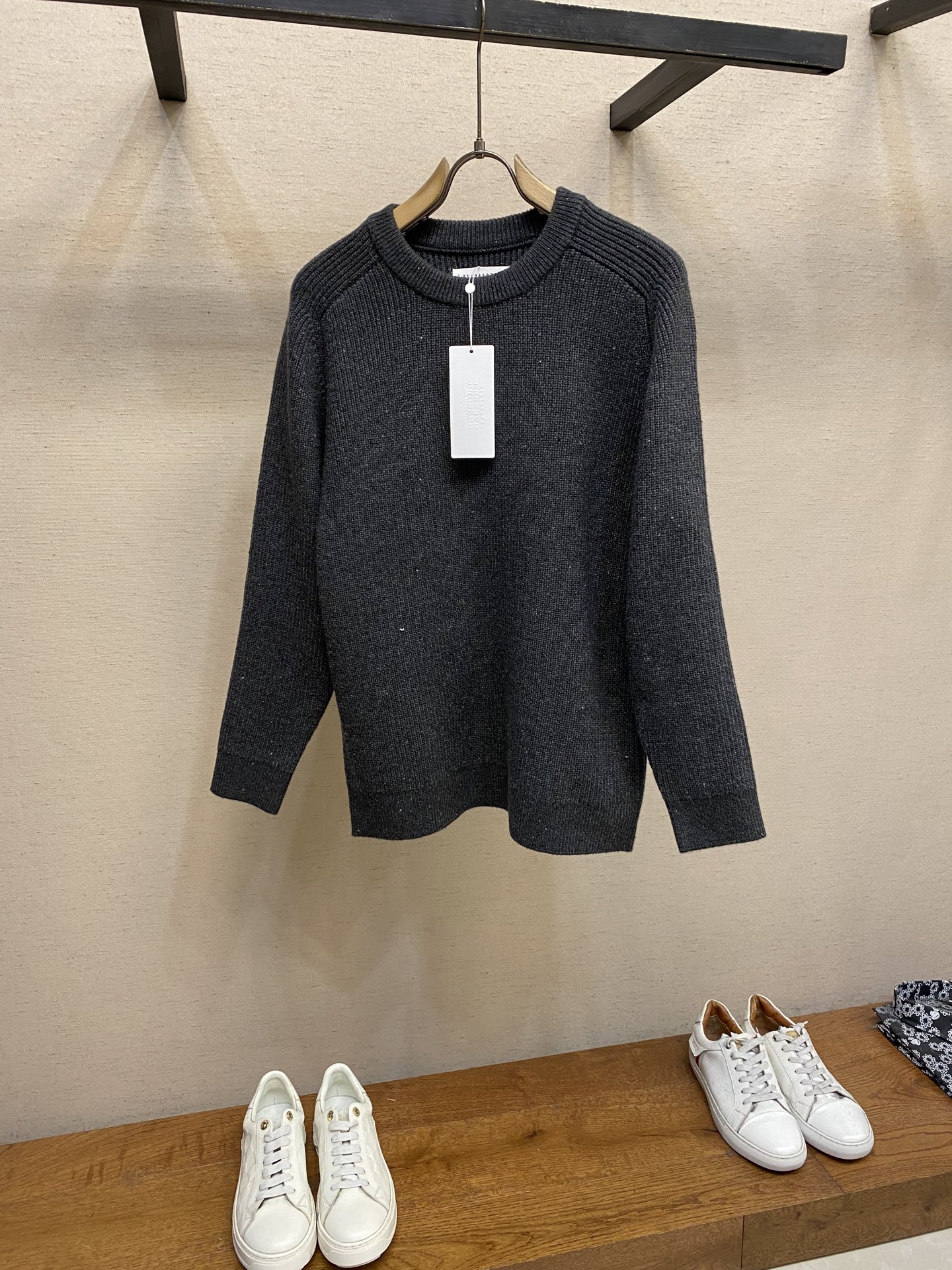 NO:595085,MM6 Floral Thick Thread Sweater | The warm collision of deconstruction and retro texture. When avant-garde deconstruction aesthetics meets retro knitting technology, MM6's floral thick thread sweater draws a style 'dividing line' in the autumn and winter wardrobe with the rustic texture of pure cotton.  Gray and off-white are available in two colors. The floral yarn craftsmanship gives each piece a unique grainy texture, as if the casual romance of autumn is woven into the stitching; the rough texture and raglan sleeve design not only have the tough outline of retro workwear, but also hide the iconic deconstruction of MM6. The round-neck version is compatible with various layering methods - wearing a shirt inside is a college style, and wearing a coat outside can instantly become urban cool.  'Sincerity' is written all over the fabric and details. The thick knitting density locks in warmth without being bulky. The solid workmanship of the ribbed neckline and cuffs can stand the test of time. The iconic number label is low-key embellishment on the neckline, which is a 'secret code' for knowledgeable people to recognize the goods at a glance. Whether it is worn with overalls for street style or with a skirt for retro mix-and-match, it can become the texture anchor of your autumn and winter style with its 'effortless sense of luxury'.  Size XS-L,masion margiela,skirts,sweaters,shirts,alexander wang19860909MM6 花纱粗线毛衣｜解构主义与复古质感的温暖碰撞 当先锋解构美学遇上复古针织工艺,MM6这款花纱粗线毛衣以纯棉的质朴质感,在秋冬衣橱里划下风格的“分界线”.  灰调与米白两色可选,花纱工艺让每一件都带着独特的纹理颗粒感,仿佛把秋日的随性浪漫织进了针脚里；粗坑条纹理+插肩袖设计,既有复古工装的硬朗轮廓,又暗藏MM6标志性的解构巧思,圆领版型更是兼容各种叠穿玩法——内搭衬衫是学院风,外搭大衣则秒变都市酷感.  从面料到细节都写满“诚意”厚实的针织密度锁住暖意却不笨重,罗纹领口、袖口的扎实做工经得起时间推敲,标志性的数字标签低调点缀领口,是懂行人一眼识货的“暗号”.不管是搭配工装裤走街头风,还是配半裙玩复古混搭,它都能以“不费力的高级感”,成为你秋冬造型的质感锚点. 尺码XS-L,,masion margiela,skirts,sweaters,shirts,alexander wang,Men's clothing