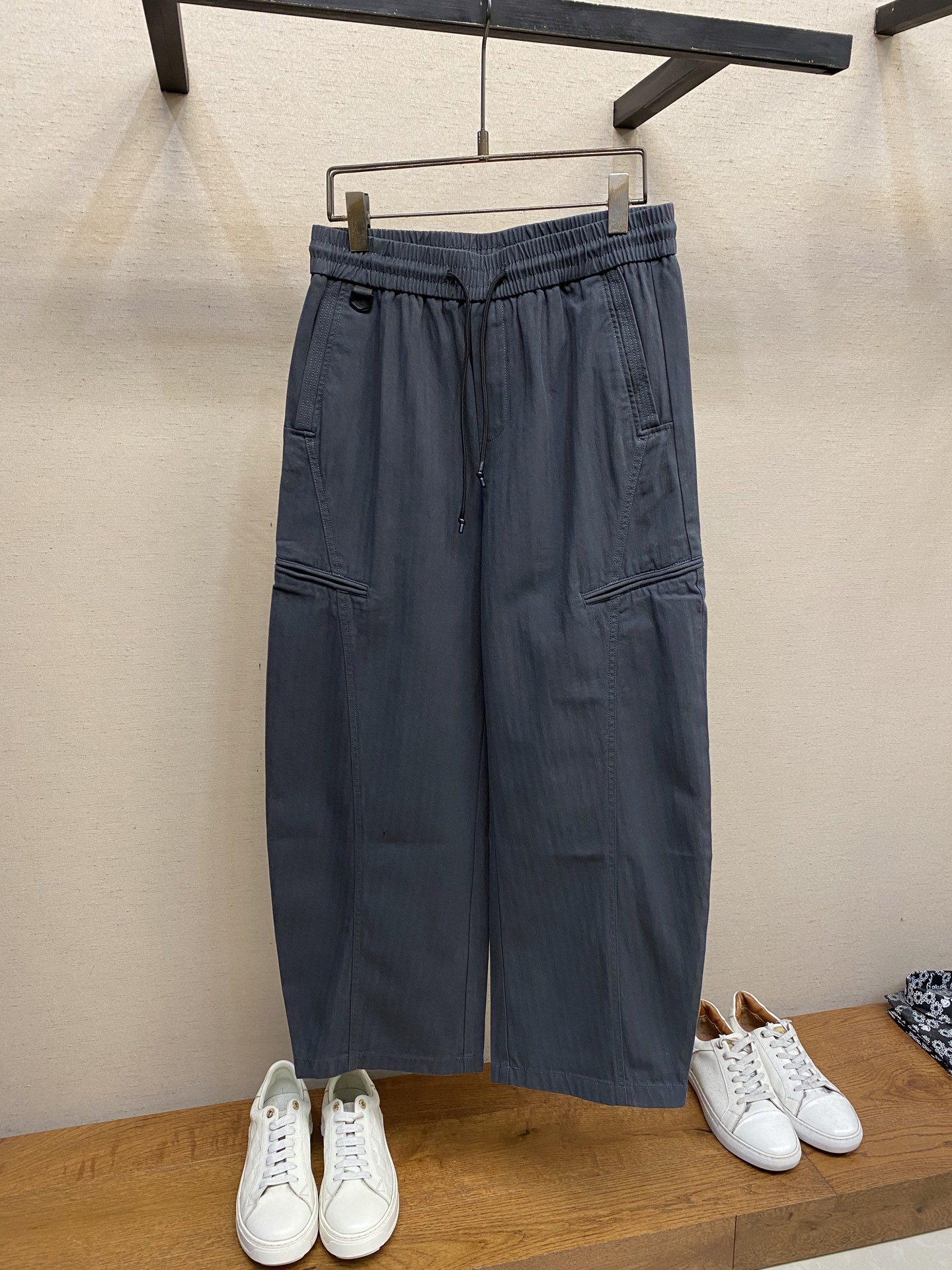 NO:595091,BV gray-green heavy-duty scimitar pants | A pioneering collision between Italian minimalism and workwear aesthetics. When BV's minimalist genes meet the hard-core texture of workwear, these gray-green heavy-duty scimitar pants redefine the high-end casual dressing language with the quality of pure Italian original cotton.  The gray green tone is low-key and layered, and the scimitar silhouette modifies the leg shape while injecting a casual and uninhibited street feel; the waist elastic band + drawstring design takes into account both comfort and style, and the hardware drawstring head and hexagonal buckle are full of details, showing the brand's obsession with craftsmanship. The multi-pocket structure (including zipper pockets) is practical and design-friendly, with neat stitching, and every stitch demonstrates the 'Made in Italy' level of craftsmanship. Size XS-L,,bottega  veneta,alexander wang19860909BV灰绿色重工弯刀裤｜意式极简与工装美学的先锋碰撞 当BV的极简基因邂逅工装的硬核质感,这条灰绿色重工弯刀裤以纯棉的意大利原产品质,重新定义高级休闲的穿搭语言.  灰绿色调低调而富有层次,弯刀廓形修饰腿型的同时,注入随性不羁的街头感；腰部松紧带+抽绳设计兼顾舒适与造型感,五金抽绳头与六边形扣饰细节满满,尽显品牌对工艺的偏执.多口袋结构（含拉链口袋）实用又具设计感,缝线工整利落,每一处针脚都彰显“意大利制造”的精工水准. 尺码XS-L,,bottega veneta,alexander wang,Men's clothing