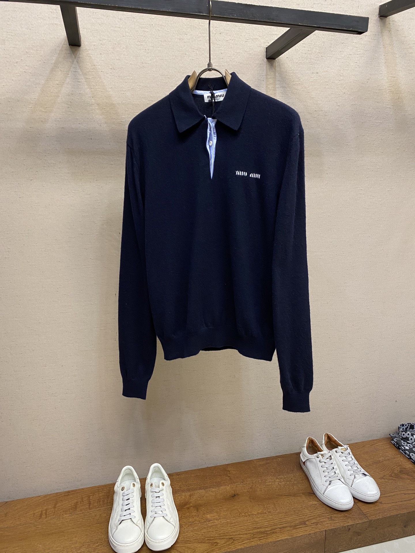 NO:595109,Miu Miu striped splicing polo sweater. We use 50% alpine goat hair. The feel and warm color of the custom-spun and dyed wool can reach the original standard, and then maintain good warmth retention, style, and corresponding economy. Polo style hoodies are worth owning no matter when you match them. Sizes 42, 44, 46, 48, miumiu, sweaters, hats, alexander wang19860909Miu Miu 条纹拼接polo毛衣 我们采用50的高山羊仔毛,定纺定染的毛纱手感保暖颜色都可以达到原版的标准,然后保持了很好的保暖性,版型,也有相应的经济性. Polo款的帽衫,无论什么时候配搭,都是非常值得拥有 尺码42,44,46,48,,miumiu,sweaters,hats,alexander wang,Men's clothing