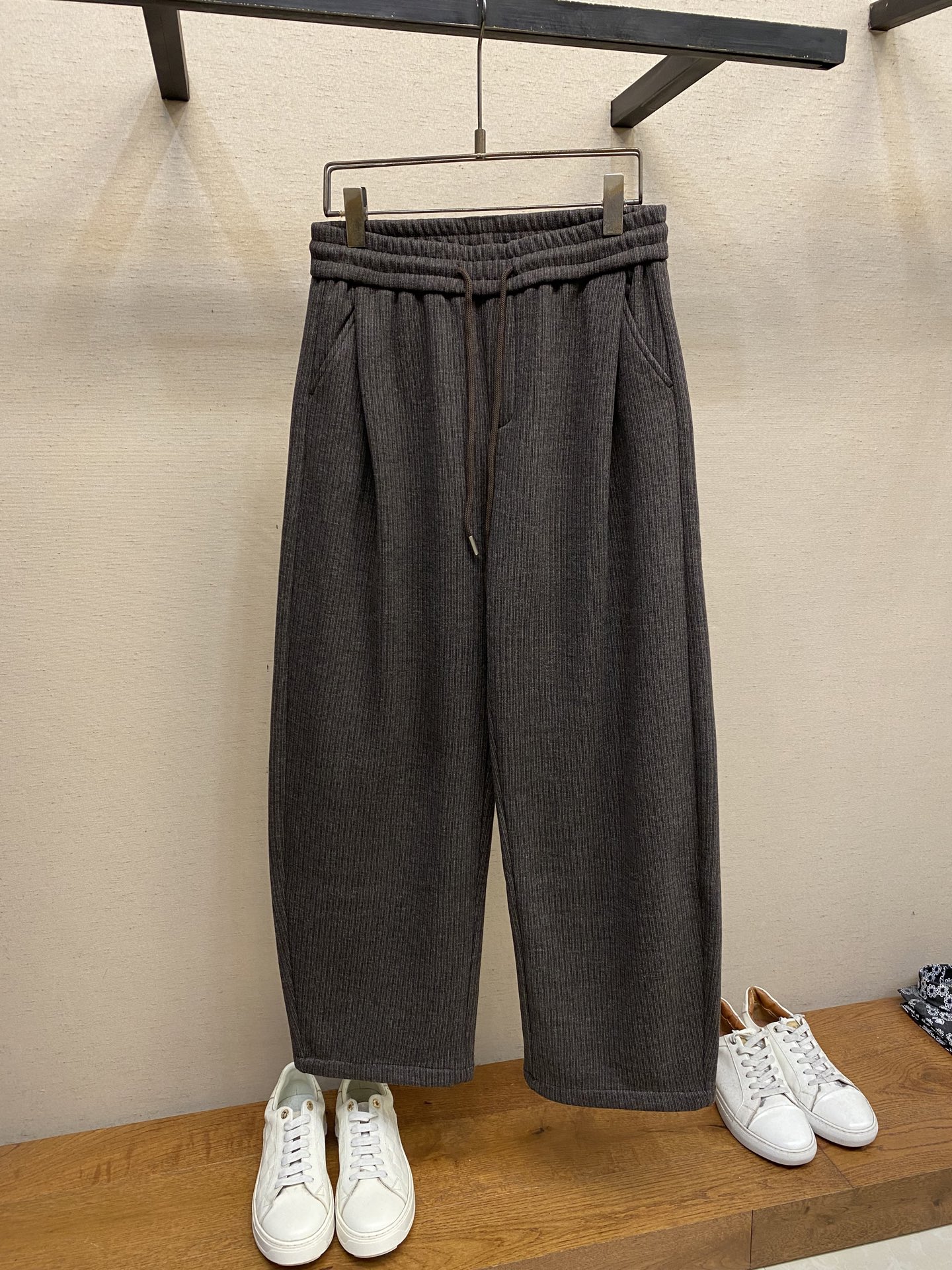 NO:595088,JIL SANDER Brown Coffee Cashmere Textured Casual Pants Thickened Pants When minimalism meets the warmth of winter, these JIL SANDER brown coffee casual pants become a concrete expression of high-end sense.  It uses a low-key brown coffee color as the base color and has a delicate cashmere-like visual texture. However, it uses cotton skin-friendly fabrics and a velvet design on the inside to build a gentle and warm nest for you in the cold autumn and winter. The elastic waistband is matched with exquisite drawstrings and the metal rope ends are full of details; the loose wide-leg cut is lazy and casual, but also hides the subtlety to modify the leg shape; the layout of the front and rear pockets is practical and design-oriented, and the patch pockets on the back waist are the finishing touch of the brand's minimalist style.  From daily commuting to casual outings, it can easily adapt to various scenes. It integrates JIL SANDER's consistent 'less is more' aesthetics into every inch of fabric and every cut, allowing you to wear a high-end and relaxed winter atmosphere in a minimalist silhouette. Sizes XS-L,, jil sander, alexander wang19860909JIL SANDER棕咖色羊绒质感休闲裤 加厚裤子 当极简主义邂逅冬日温暖,这条JIL SANDER棕咖色休闲裤便成了高级感的具象表达. 它以低调的棕咖色为底色,自带细腻羊绒般的视觉质感,却采用棉的亲肤面料,内层加绒设计,在凛冽秋冬为你筑起温柔暖巢.松紧腰头搭配精致抽绳,金属绳头的细节感拉满；宽松阔腿剪裁慵懒随性,又暗藏修饰腿型的小心机；前后口袋的布局实用且具设计感,后腰的贴袋更是品牌极简风格的点睛之笔. 从日常通勤到休闲出街,它能轻松适配各种场景,将JIL SANDER一贯的“少即是多”美学,融入每一寸面料与每一处剪裁,让你在极简廓形里,穿出高级松弛的冬日氛围感. 尺码XS-L,,jil sander,alexander wang,Men's clothing