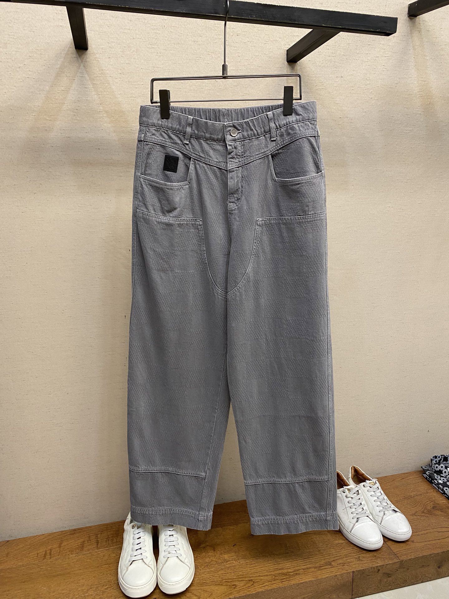 NO:595097,1V, the artifact of relaxation in autumn and winter - loose casual pants. In the chill of autumn and winter, a pair of loose casual pants is the perfect combination of warmth and comfort. It abandons the constraints of tight pants and gives the legs the space to stretch freely with the right loose fit. Whether you are sitting for a long time at work or walking on the street, there is no sense of restraint.  In terms of fabrics, soft, skin-friendly and warm materials are mostly used to resist the coolness of autumn and winter. There are rich color choices, classic khaki, calm dark gray, and low-key black, suitable for all kinds of autumn and winter tops. Paired with simple sweaters, it is lazy and casual; paired with a neat windbreaker, it instantly enhances the sense of fashion. Loose casual pants allow you to easily maintain a relaxed atmosphere in autumn and winter and enjoy every moment freely. Sizes XS-L,,sweaters,alexander wang198609091V,秋冬松弛感神器——宽松休闲裤秋冬的寒意里,一条宽松休闲裤是温暖与自在的完美结合.它摒弃了紧身裤的束缚,以恰到好处的宽松版型,给予双腿自由舒展的空间,无论是久坐办公还是漫步街头,都毫无拘束感. 面料上,多选用柔软亲肤又保暖的材质,抵御秋冬的凉意.颜色选择丰富,经典的卡其、沉稳的深灰、低调的黑色,适配各种秋冬上衣.搭配简约毛衣,慵懒又随性；配上利落风衣,瞬间提升时尚感.宽松休闲裤,让你在秋冬轻松拿捏松弛氛围,自在享受每一刻. 尺码XS-L,,sweaters,alexander wang,Men's clothing
