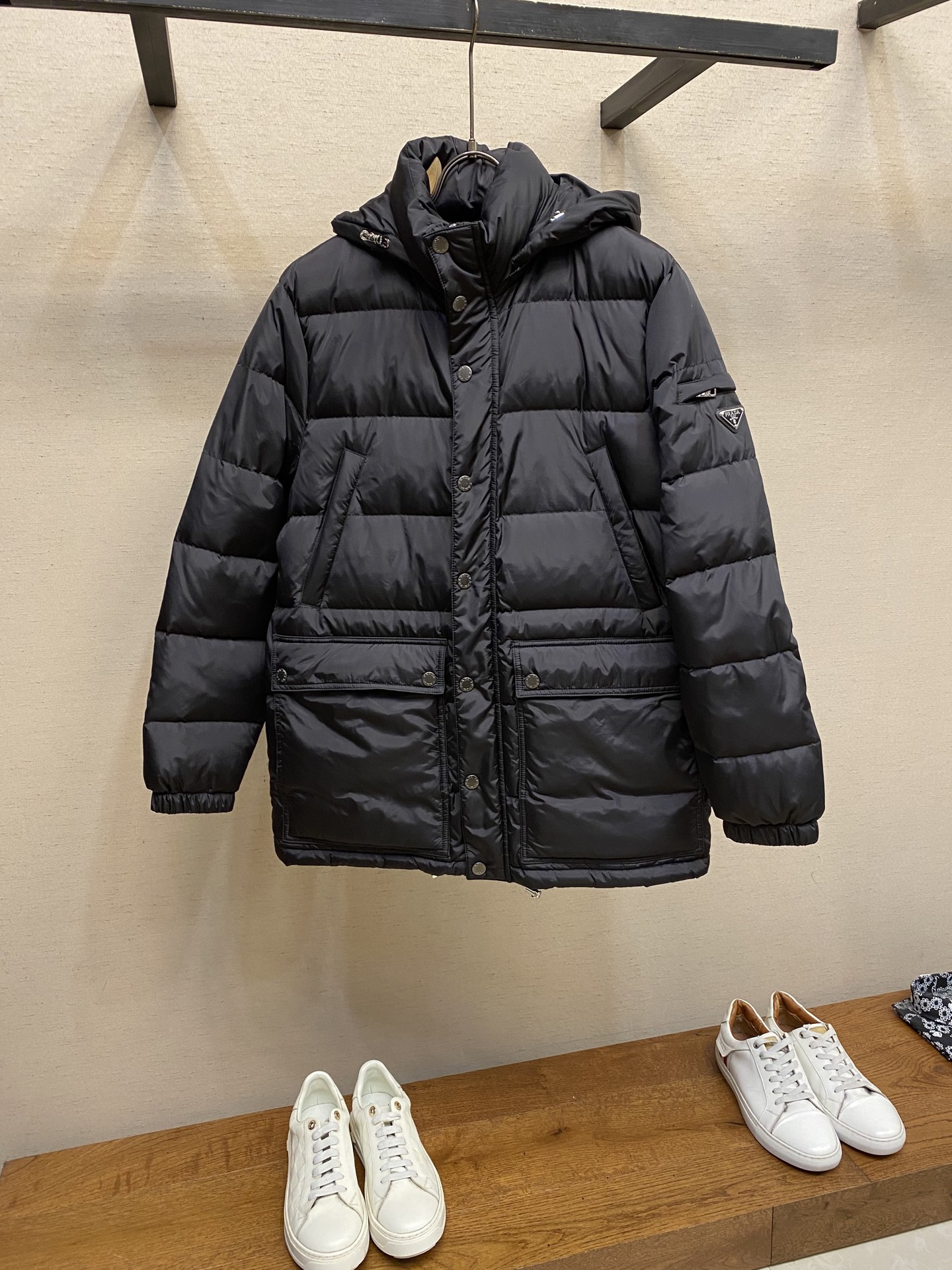 NO:595080,Prada, 2025 new autumn and winter men's mid-length hooded down jacket. Counter 22500, down filling 340 grams. Ordered by a trading company, a cold-proof outerwear in extremely cold weather. Each down jacket must be temperature tested to achieve the best outdoor wearing effect, warmth and fashion. The upper body has an excellent silhouette, and the fabrics are customized from Italian customers. The visual effect is super. The warmth retention, windproofness, and waterproof performance are all top-notch. The latest down jackets released at the counter  Using counter 90 white duck down and 10 feathers, it is the standard for the most high-end down jackets  , contains a three-layer anti-drill lining, which will never run away, and is filled with 90% imported international new standard white duck down, which is fluffy, thick and warm, with strong elasticity and no pressure to cope with the cold winter. Exported by trading companies, foreign orders, classic solid color design, original hardware accessories, fashionable and generous, all details are meticulous, world-class design, absolutely versatile, a must-have warm product for autumn and winter that can be used for business, leisure and outdoor use.  Size 48-56,,prada,jackets & coats,down jacket,hats,alexander wang19860909Prada,2025秋冬新款男士中长款连帽羽绒服外套.专柜22500 充绒量340克.贸易公司订单,极端寒冷的天气里的御寒外衣,每件羽绒衣都要经过温度测试,以达到最好的室外穿着效果,保暖兼备时尚感, 上身廓形极好,意大利客供定制面料,视觉效果超强.保暖性,防风度,防水性能都是超一流的.专柜最新出炉羽绒服 采用专柜90白鸭绒,10羽毛 ,是最高端羽绒服的标准 ,含三层防钻毛内胆,绝对不会跑绒,内充90进口国际新标白鸭绒,蓬松厚实保暖,回fa弹力极强,应对寒冬无压力.贸易公司出口,国外订单,经典纯色设计,原版五金辅料,时尚大方,一切细节做到一丝不苟,全球一流设计,绝对百搭无敌,秋冬必备的一款商务休闲户外都可驾驭的保暖胜品. 尺码48-56,,prada,jackets & coats,down jacket,hats,alexander wang,Men's clothing