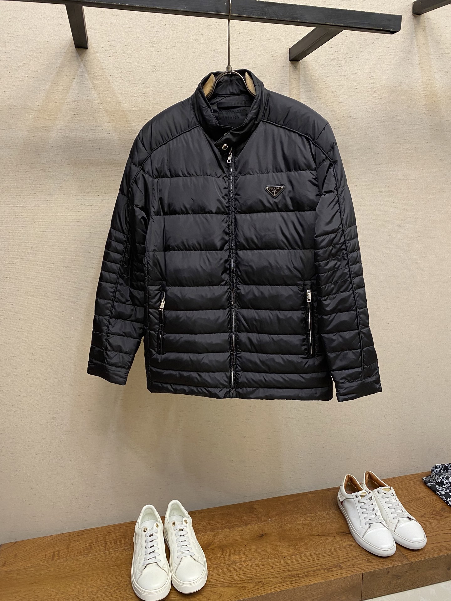 NO:595063,Prada, motorcycle style down jacket, official website 17000 grams of down filling, new casual and versatile stand-up collar, warm and simple down jacket, European trade channel, direct delivery from Italian overseas warehouse, overseas boutique limited sales. PRADA's new down jacket, this short down jacket is made of innovative customer-imported fabrics, which is quite novel. It is filled with 90 white duck down and 10 feathers for better warmth retention, and the sleeves are decorated with classic triangular metal logos, which combines ingenious details and brand style.  The stand-up collar design makes this down jacket more stylish. The vertical zipper design on the chest highlights the unique concept. It is windproof, waterproof and warm. The stand-up collar and straight hem create a unique shape. The iconic enamel-coated triangular metal logo lights up the simple design. It can be matched with casual wear or fashion for daily use. It is super versatile and easy to wear!  Size 48-56,,prada,jackets & coats,down jacket,alexander wang19860909Prada,机车款羽绒服 官网17000充绒量克 新款休闲百搭立领保暖简约羽绒服 欧洲贸易渠道,意大利海外仓直发,海外精品限定销售. PRADA 新款羽绒服,这款短款羽绒外套采用创新的客供进口面料制作,颇具新颖特色.采用90白鸭绒和10羽毛填充具有较好的保暖性,袖子饰有经典三角形金属徽标,兼具匠心细节与品牌风格. 立领的设计让这款羽绒服更加的有型,胸口竖拉链设计更加突出与众不同的理念,防风防水保暖性极佳,立领和直裁下摆塑造别致造型,标志性的涂珐琅三角形金属徽标点亮简约的设计,日常搭配休闲装与时装均可,超级百搭好穿！ 尺码48-56,,prada,jackets & coats,down jacket,alexander wang,Men's clothing