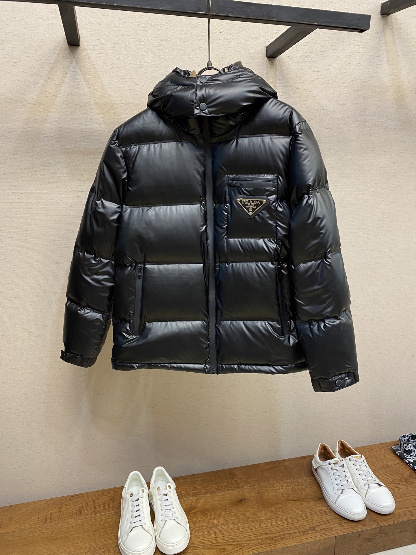 NO:595065,Prada, black technology laminated down jacket, laminated high-end customization!  Favorite series for light and mature business, minimalist style. 90 velvet filling. The fabric is comfortable and stylish!  Waterproof and windproof. The upper body is super stylish and handsome, and the version is a three-dimensional cutting design. The whole piece has high warmth retention and good resilience. The upper body is warm and stylish without feeling heavy. It is very practical to wear and does not appear bloated. It can well prevent cold wind invasion!  High quality first choice!  Black size 48-56,,prada,jackets & coats,down jacket,alexander wang19860909Prada,黑科技压胶羽绒服外套 压胶高端定制！轻熟商务最爱系列,极简主义风格.90绒填充.面料舒适有型！防水防风. 上身超级有型的帅气,版型是立体裁剪的设计 整件保暖度高,回弹力好 上身保暖有型 又不会有负重感 实穿性非常强 不显臃肿 可以很好的防止寒风侵袭！高品质首选！黑色 尺码48-56,,prada,jackets & coats,down jacket,alexander wang,Men's clothing