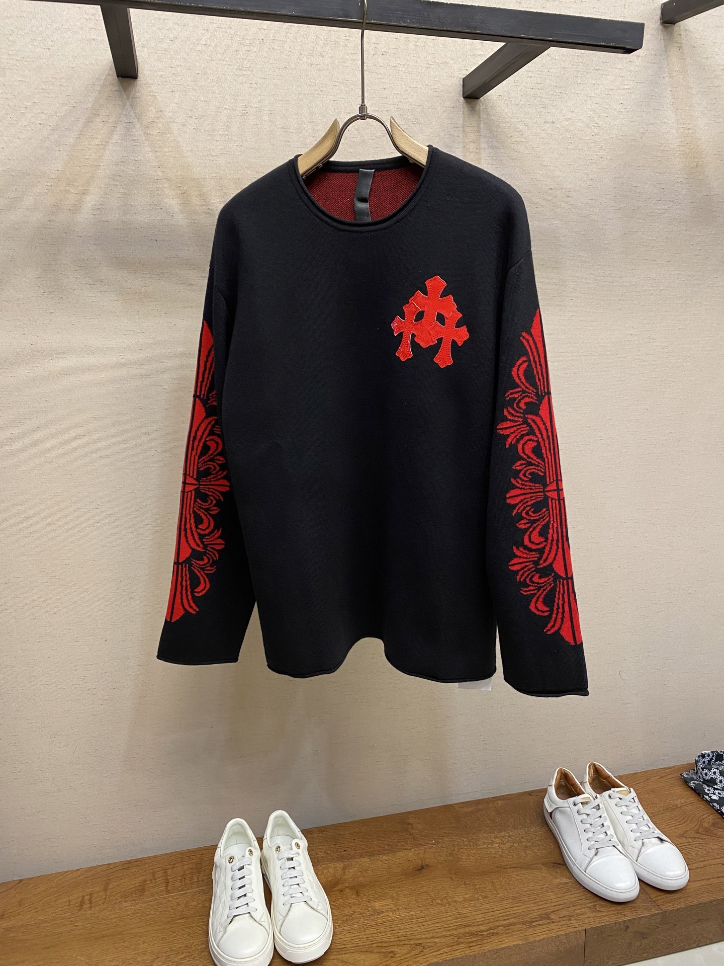 NO:595103,CH Chrome Hearts new autumn and winter wool blended loose round neck sweater, red LOgO intarsia technology, cross leather label decoration, red and black color matching, fashionable and eye-catching, a must-have for winter, same style for men and women, sizes S-XL,,chrome hearts,sweaters,alexander wang19860909CH 克罗心 秋冬新款羊毛混纺宽松圆领毛衣 红色LOgO嵌花工艺 十字架皮标饰 红黑配色时尚又亮眼 冬季必入 男女同款 尺码S-XL,,chrome hearts,sweaters,alexander wang,Men's clothing