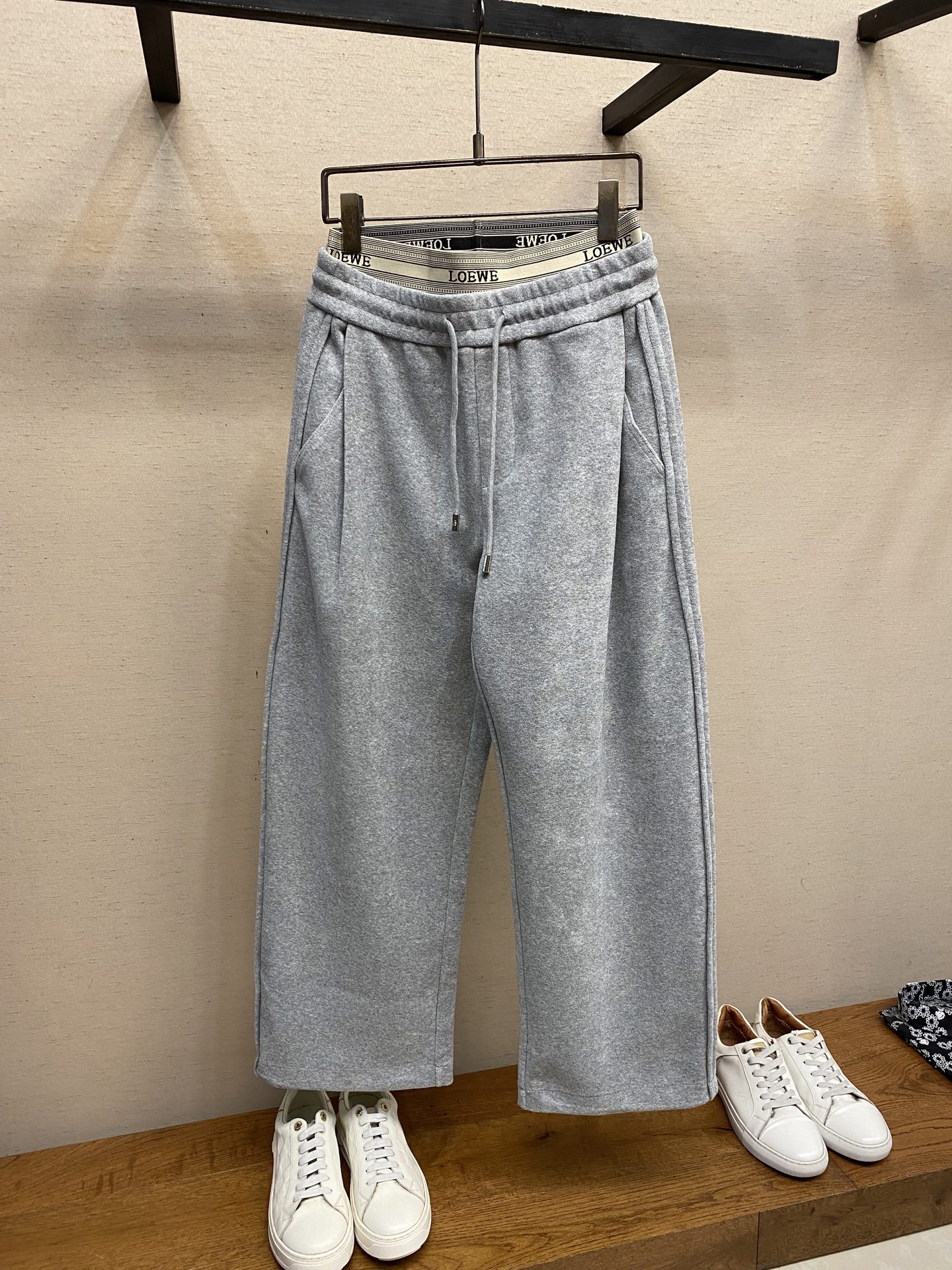 NO:595069,Loewe, Luo Yiwei's new autumn and winter loose straight casual pants. Towel composite fabric. Double-layer waist design. Customized lettering hardware. Casual and versatile. Sizes S-XL. S code: waist 72, hip 112, trouser length 103. M code: waist 76, hip 116 trouser length 105. L code: waist 80, hip 120 trouser length 107. XL code: waist 84, hip 124.  Pants length 109,,loewe,loewe,alexander wang19860909Loewe,罗意威秋冬新款宽松直筒休闲裤 毛巾复合面料 双层腰围设计 定做刻字五金 休闲百搭 尺码S-XL S码: 腰围72 臀围112 裤长103 M码:腰围76 臀围116 裤长105 L码:腰围80 臀围120 裤长107 XL码:腰围84 臀围124 裤长109,,loewe,loewe,alexander wang,Men's clothing
