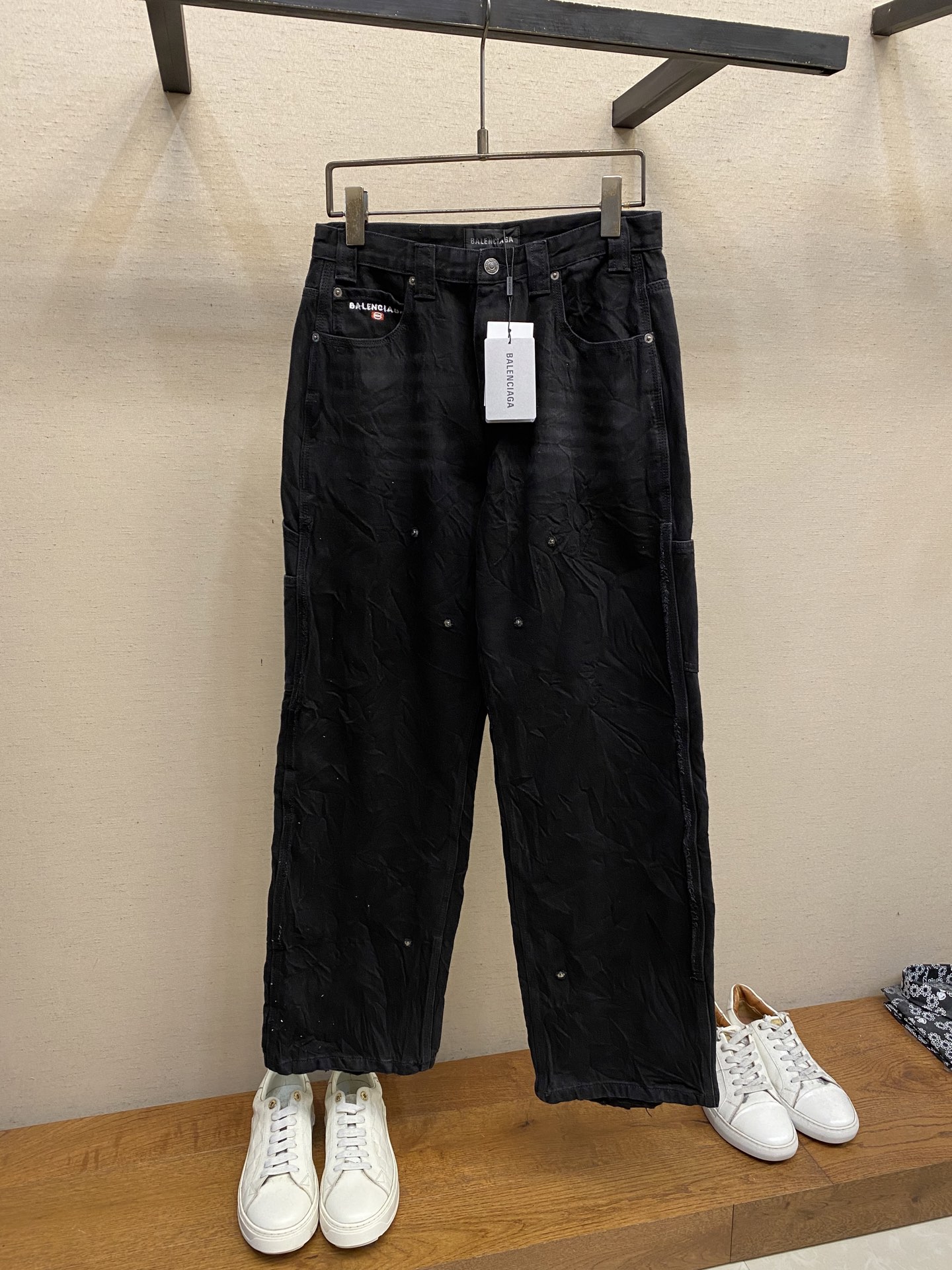 NO:595071,Balenciaga, Balenciaga's new washed and aged pleated ripped straight-leg loose jeans with small logo embroidery, custom-made hardware, versatile and stylish. Sizes 30, 32, 34, 36. Size 30: Waist 74, Hips 110, Length 101. Size 32: Waist 76, Hips 114, Length 103. Size 34: Waist 78, Hips 118, Length 105.  Size 36: waist 80, hips 122, pants length 107,,balenciaga,balenciaga,jeans,alexander wang19860909Balenciaga、巴黎世家新款洗水做旧皱褶破洞直筒宽松牛仔裤 logo小刺绣饰 定做五金 百搭有型 尺码30,32,34,36 30码: 腰围74 臀围110 裤长101 32码:腰围76 臀围114 裤长103 34码:腰围78 臀围118 裤长105 36码:腰围80 臀围122 裤长107,,balenciaga,balenciaga,jeans,alexander wang,Men's clothing