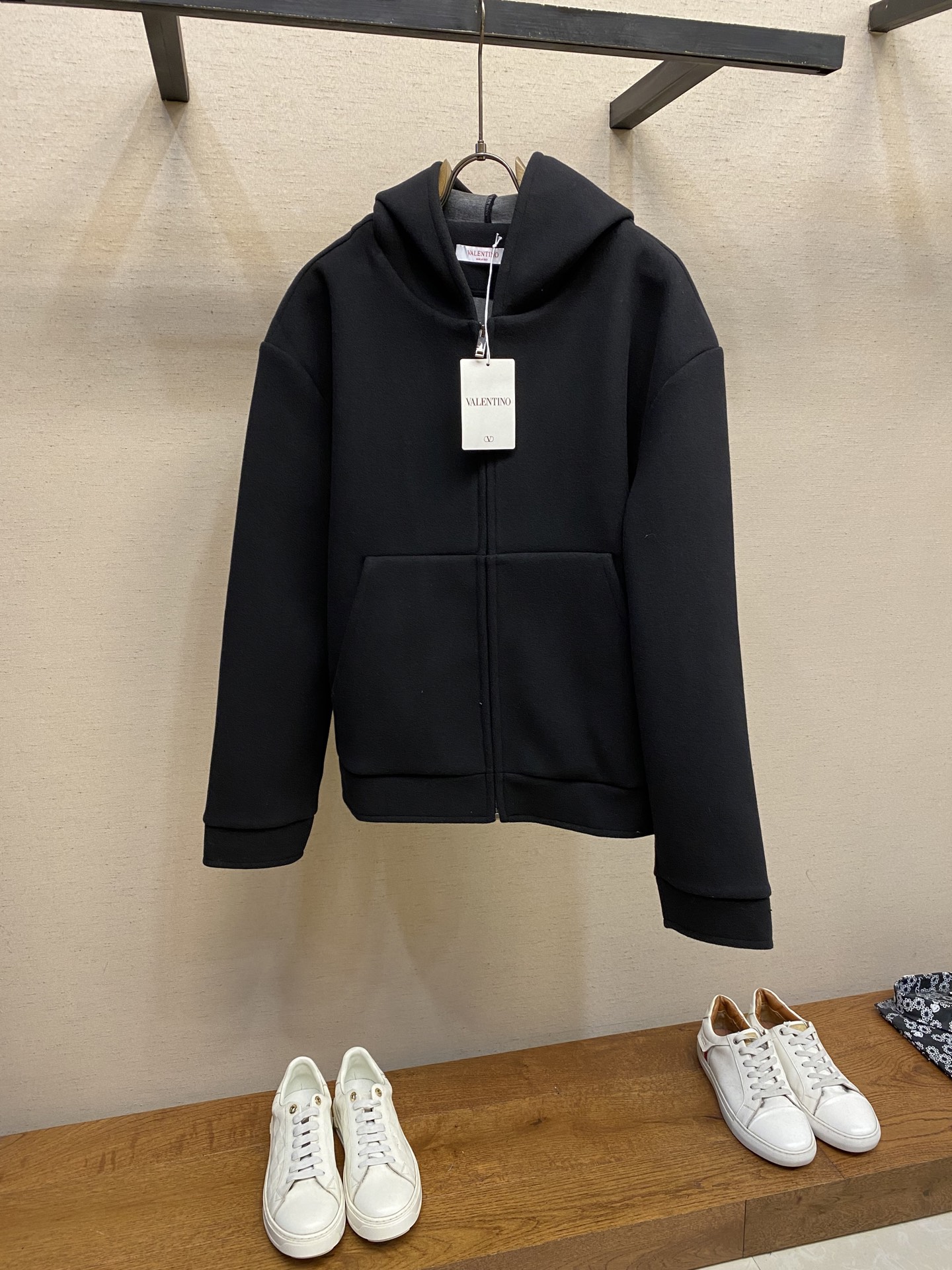 NO:595073,VLT….. New autumn and winter Valentino wool composite fabric, oversized version, minimalist, low-key and versatile, custom-made hardware, perfect details, same size for men and women, sizes S-XL, S length 69, bust 124, shoulder width 59, M length 71, bust 128, shoulder width 60, L length 73, bust 132, shoulder width 61, XL length 75, chest 136  Shoulder width 62,versace,valentino,alexander wang19860909VLT….. 秋冬新款华伦天奴羊毛呢复合面料 oversized版型 极简低调百搭 定做五金 细节完美 男女同款 尺码S-XL S衣长69 胸围124 肩宽59 M衣长71 胸围128 肩宽60 L衣长73 胸围132 肩宽61 XL衣长75 胸围136 肩宽62,,versace,valentino,alexander wang,Men's clothing