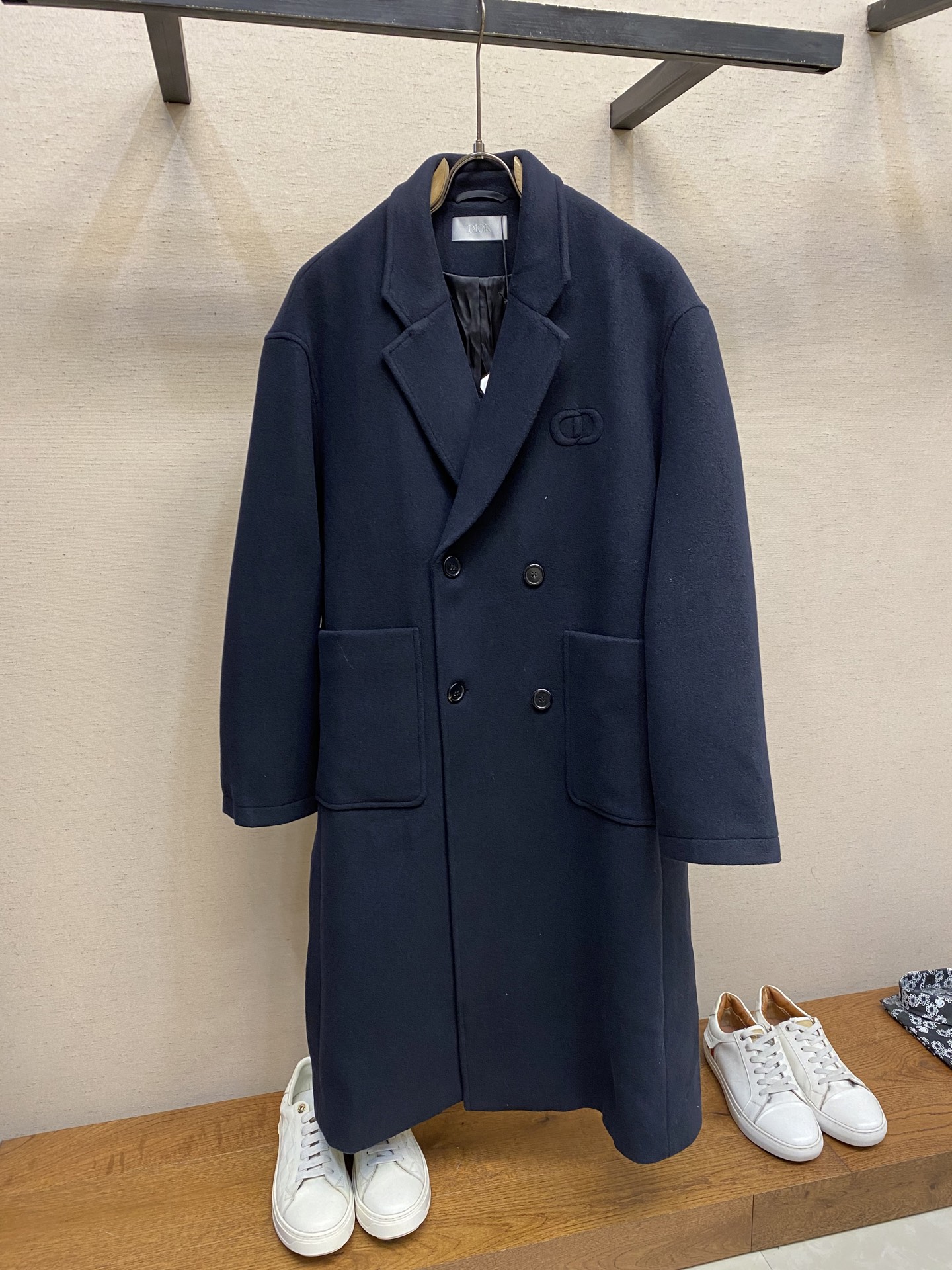 NO:595075,Dior, CD Dior's new autumn and winter woolen woolen double-breasted coat. If you want to wear a stylish coat in winter, the coat must be the first choice. High-end navy blue. Customized lettering hardware. Versatile and easy to wear. Sizes S-XL  Bust 136, shoulder width 54, dior, dior, jackets & coats, alexander wang19860909Dior,CD 迪奥秋冬新款羊毛呢子双排扣大衣外套 冬季想穿得有范 大衣必是首选 高级藏蓝色 定做刻字五金 百搭好穿 尺码S-XL S衣长109 胸围124 肩宽51 M衣长111 胸围128 肩宽52 L衣长113 胸围132 肩宽53 XL衣长115 胸围136 肩宽54,,dior,dior,jackets & coats,alexander wang,Men's clothing