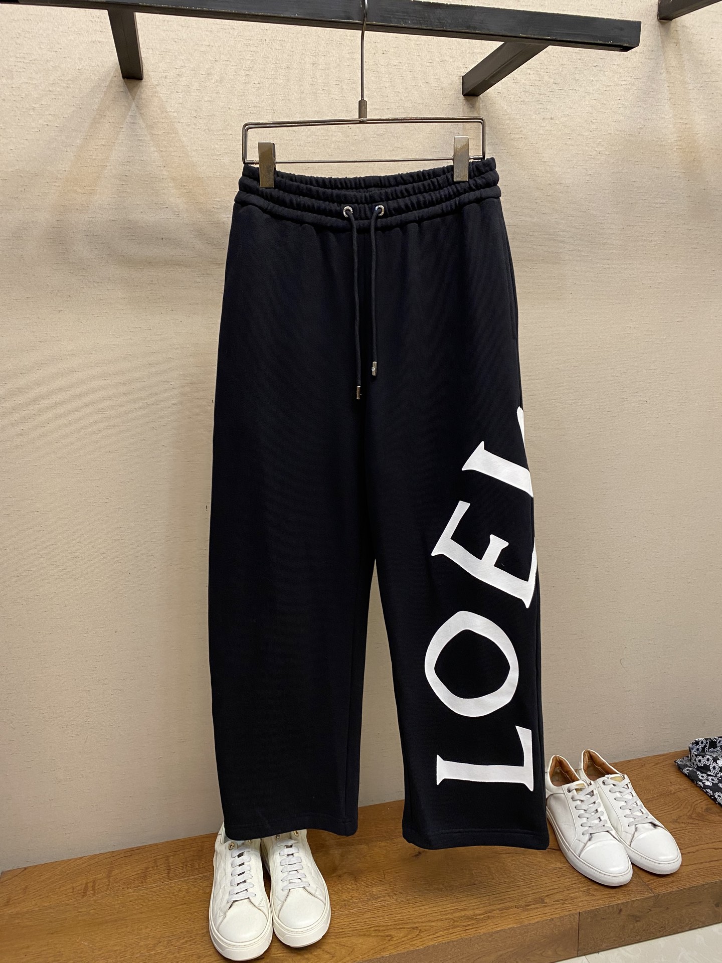 NO:595067,Loewe, Loewe high-gram heavyweight cotton ring straight casual pants, exaggerated personalized large LOGO offset printing process, custom-made lettering hardware, versatile and casual, sizes S-XL S code: waist 88 hip 104 pants length 103 M code: waist 92 hips 108 pants length 105 L code: waist 96 hips 112 pants length 107 XL code: waist 100  Hips 116, pants length 109,,loewe,loewe,alexander wang19860909Loewe,罗意威高克重厚实棉圈直筒休闲裤 夸张个性大LOGO胶印工艺 定做刻字五金 百搭休闲 尺码S-XL S码: 腰围88 臀围104裤长103 M码:腰围92 臀围108裤长105 L码:腰围96 臀围112裤长107 XL码:腰围100 臀围116裤长109,,loewe,loewe,alexander wang,Men's clothing