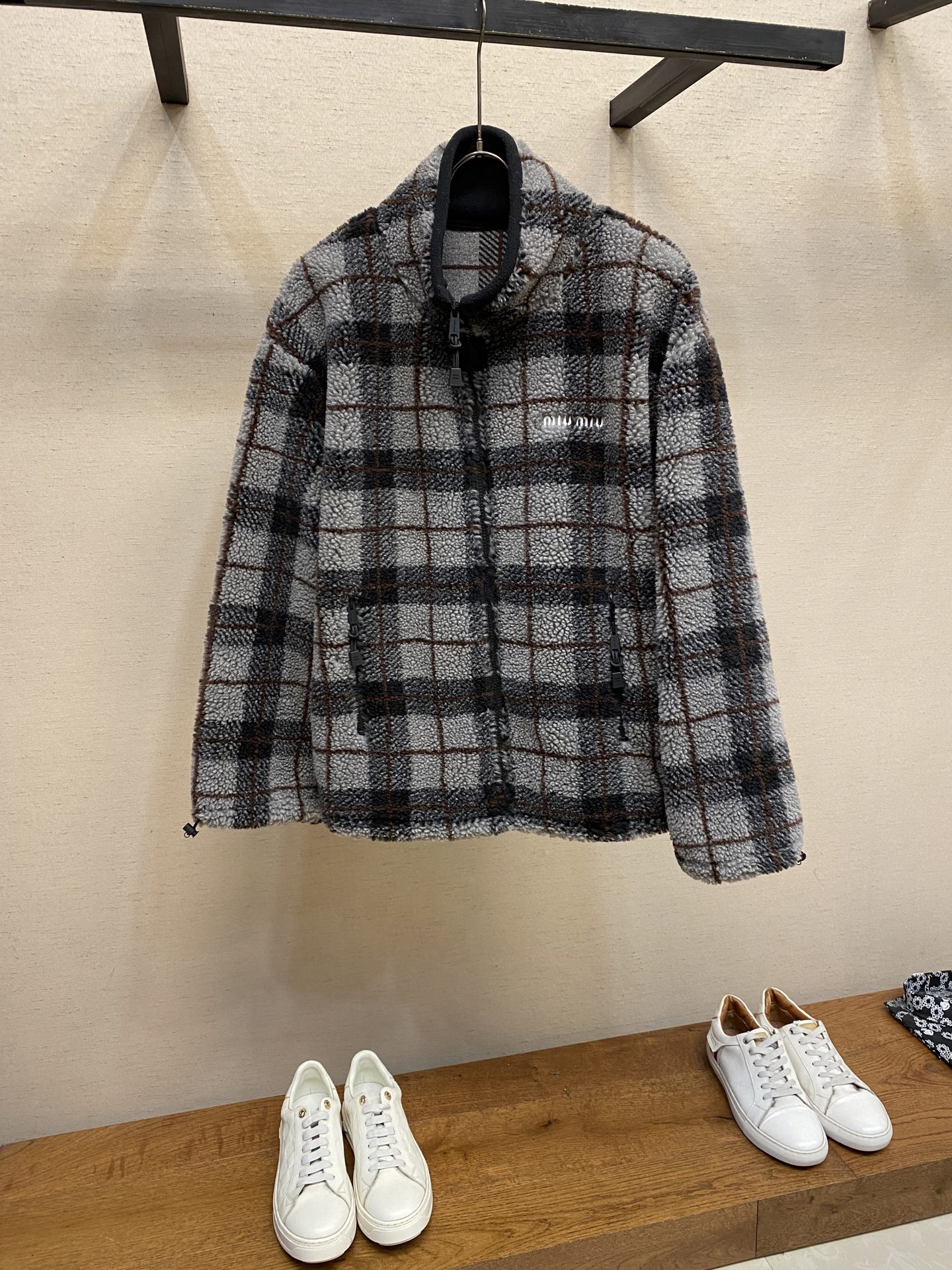 NO:595117,Miu Miu Check Sheep Wool Blend Zip Jacket Inspired by vintage items from the 1970s, this jacket pays tribute to Miu Miu's diverse wardrobe, combining the charming and iconic check wool pattern with the soft wool lining texture to reinterpret authentic and luxurious style. Fabric 70 recycled polyester, 30 sheep wool Crafted stand collar, long sleeves with stretch cord cuffs, zipper closure, vertical pockets, visible logo patch  Size S,M,L,,miumiu,jackets & coats,jackets & coats,alexander wang19860909缪缪格纹绵羊毛混纺拉链夹克外套 灵感源自1970年代的复古单品,这款夹克致敬Miu Miu多元化衣橱,将迷人且标志性的格纹羊毛图案与柔软的羊毛衬里质地相结合,重释真实而奢华的风格. 面料70再生聚酯纤维,30绵羊毛 工艺立领,长袖配伸缩绳袖口,拉链闭合,竖袋 ,可见徽标贴片 尺码S,M,L,,miumiu,jackets & coats,jackets & coats,alexander wang,Men's clothing