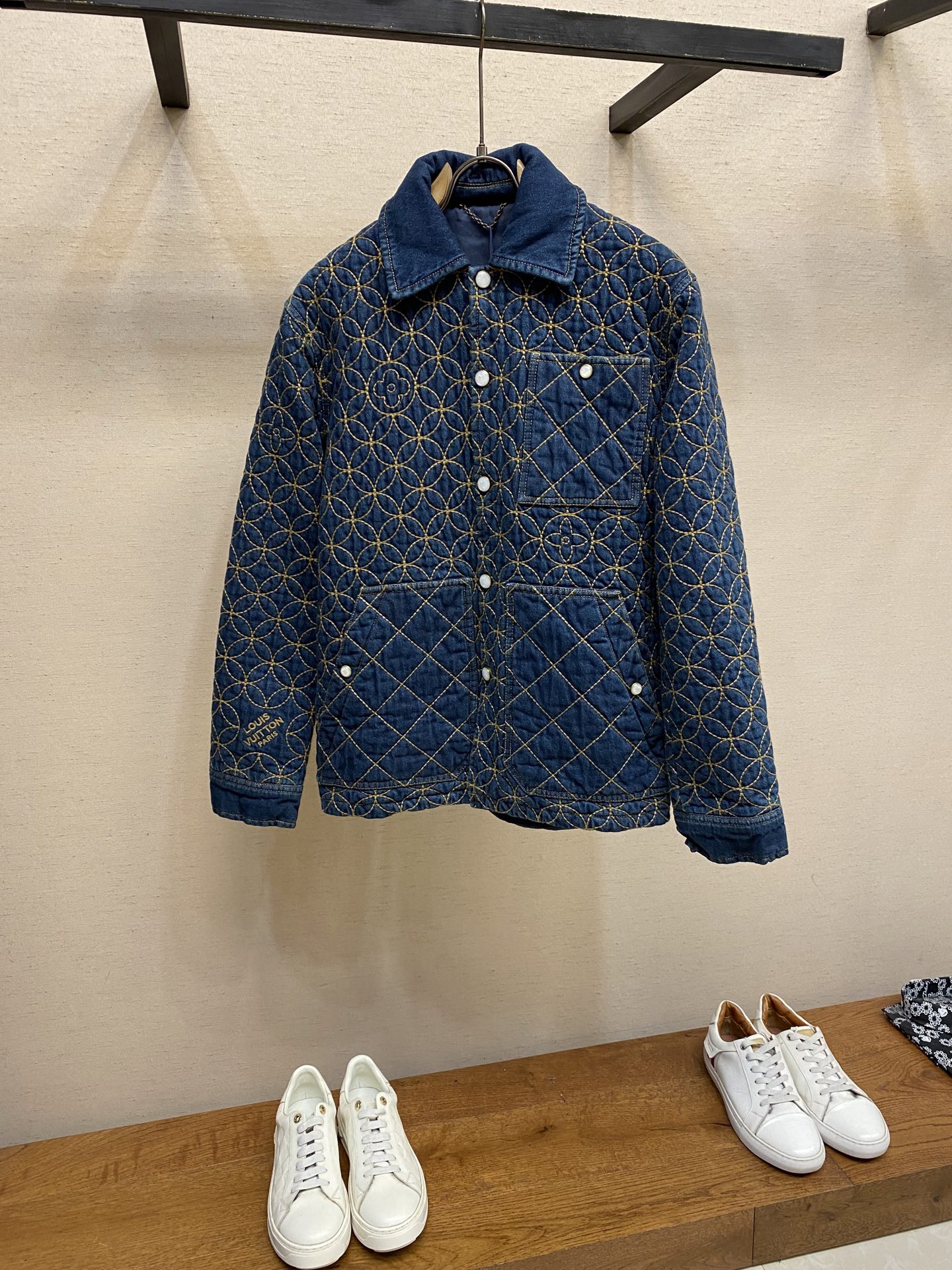 NO:595083,1V. [Reissue] A collaborative work from the 2025 Autumn and Winter series that showcases Louis Vuitton’s exquisite craftsmanship. The shorts are decorated with a Dandy Monogram pattern, drawing on Nigo’s Japanese heritage, and are seamlessly embroidered with contrasting tobacco-colored yarn and integrated with the Louis Vuitton logo. Pearl rivets add a fashionable finishing touch to this runway piece, paired with a jacket of the same color. Loose fit, dark indigo, all-over signature embroidery  Pearl-effect button fastening Classic denim Pocket construction with pearl studs Signature nubuck jacquard House logo embroidered on sleeves and back Sizes XS-L, Louis Vuitton, shorts, jackets & coats, alexander wang198609091V、【复刻】2025秋冬系列的合作之作,展现了Louis Vuitton的精湛技艺.短裤饰有Dandy Monogram图案,汲取了Nigo的日本传统,并以撞色烟草色纱线无缝刺绣,并融入Louis Vuitton标志.珍珠铆钉为这款T台单品增添了时尚的点睛之笔,搭配同色系夹克. 宽松版型 深靛蓝 全身标志性刺绣 珍珠效果纽扣开合 经典牛仔布 口袋结构,配珍珠铆钉 标志性磨砂革提花 袖子和后背绣有 House 标志 尺码XS-L,,louis vuitton,shorts,jackets & coats,alexander wang,Men's clothing