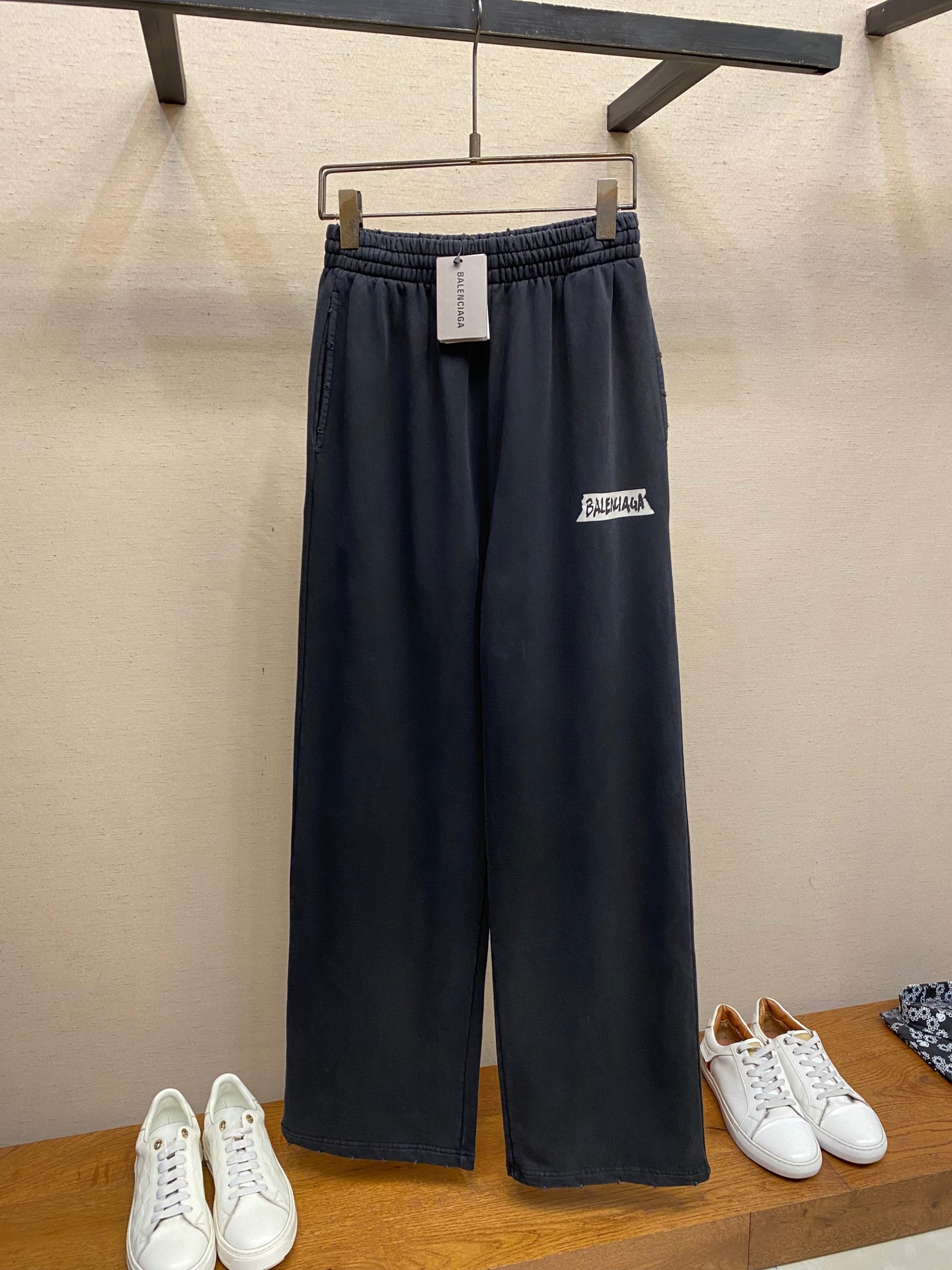 NO:595081,Balenciaga, white rubber bottom printed straight trousers, original purchase, 500, fish scale bottom professional fried fabric, decorated with Paris logo printing work, straight sports version, full set of accessories # pure cotton fish scale bottom fabric  The fabric is made of 26S double yarn S fish scale bottom brushed fabric, 380g. The pure cotton fish scale bottom sweatshirt fabric is a knitted fabric with special texture and excellent performance. The pure cotton material ensures the softness, breathability and hygroscopicity of the fabric; the fish scale bottom structure increases the elasticity and wrinkle resistance of the fabric. #Art work printing pattern  Multi-layer overlay printing of dark flower paste dots is an advanced printing process that combines fine patterns and three-dimensional layers. Its core is to use high-mesh dot plate making to overprint transparent or light-colored printing paste on the fabric base multiple times with micron-level precision. Each overlay is accurately aligned to form a faint dark flower texture.  The printing pattern does not rely on bright colors, but creates subtle light and shadow gradients and tactile layering on the surface of the fabric through the thickness difference of slurry accumulation and light refraction. The pattern shows subtle changes at different angles, with both visual depth and long-lasting washability. # Full positioning of washable hole design  The irregular whole-body hole design gives simple garments a rebellious sense of destruction. The stone-washing process locates the holes, and the ready-made garments use stone-mill laser positioning to manually destroy the wear effect. Every frayed area is hand-made, so that the natural wear and tear of the fabric achieves the most harmonious visual effect. After stone-washing, it can present a rich retro texture. # Mid-waist vertical sports pants version  The loose trouser legs are not limited to body and leg shapes, and are tolerant and have a strong vertical effect; the middle pleats and side pockets of the trousers are connected to increase the slack of the trouser legs and facilitate storage. The back waist dart is directly connected to the single pocket teeth. The trouser corners are hand-finished and the elasticity is adjusted by the drawstring. Sizes XS-L, balenciaga, hoodie, sweatshirts, alexander wang19860909Balenciaga、白胶底印花直筒长裤 原,500购买、鱼鳞底专业炒色面料、饰以巴黎标识印花作品、直筒运动版型、全套辅料配备 # 纯棉质鱼鳞底面料 面料采用26S双纱S鱼鳞底磨毛面料,380g.纯棉质鱼鳞底卫衣面料具有特殊纹理和优良性能的针织面料,纯棉材质保证了面料的柔软性、透气性和吸湿性；鱼鳞底结构增加了面料的弹性和抗皱性. # 艺术作品印花图案 暗花浆网点多层叠加印花是一种融合精细图案与立体层次的先进印花工艺.其核心在于通过高目数网点制版,将透明或浅色印花浆料以微米级精度多次套印于面料基底,每次叠加均精准对位,形成若隐若现的暗花纹理. 印花图案不依赖鲜艳色彩,而是通过浆料堆积的厚薄差异和光线折射,在织物表面营造出微妙的光影渐变与触觉层次感.图案在不同角度下显现细腻变化,兼具视觉深度与持久耐洗性. # 全件定位洗水破洞设计 不规则的全身开洞设计,让简单成衣带有叛逆的破坏设计感.石磨洗水工艺定位破洞处理,成衣制品采用石磨机激光定位手工破坏磨损效果.每一处磨损处纯手工打造,使面料的自然磨损达到最和谐的视觉效果,通过石磨洗水后能够呈现出浓郁的复古质感. # 中腰垂直款运动裤版型 宽松裤管不限身材与腿型,包容性强垂直效果强；连接裤中褶与侧兜,增加裤腿松量且方便置物,后腰省直通单兜牙.裤角手工纤边处理,由抽绳调节松紧. 尺码XS-L,,balenciaga,hoodie,sweatshirts,alexander wang,Men's clothing