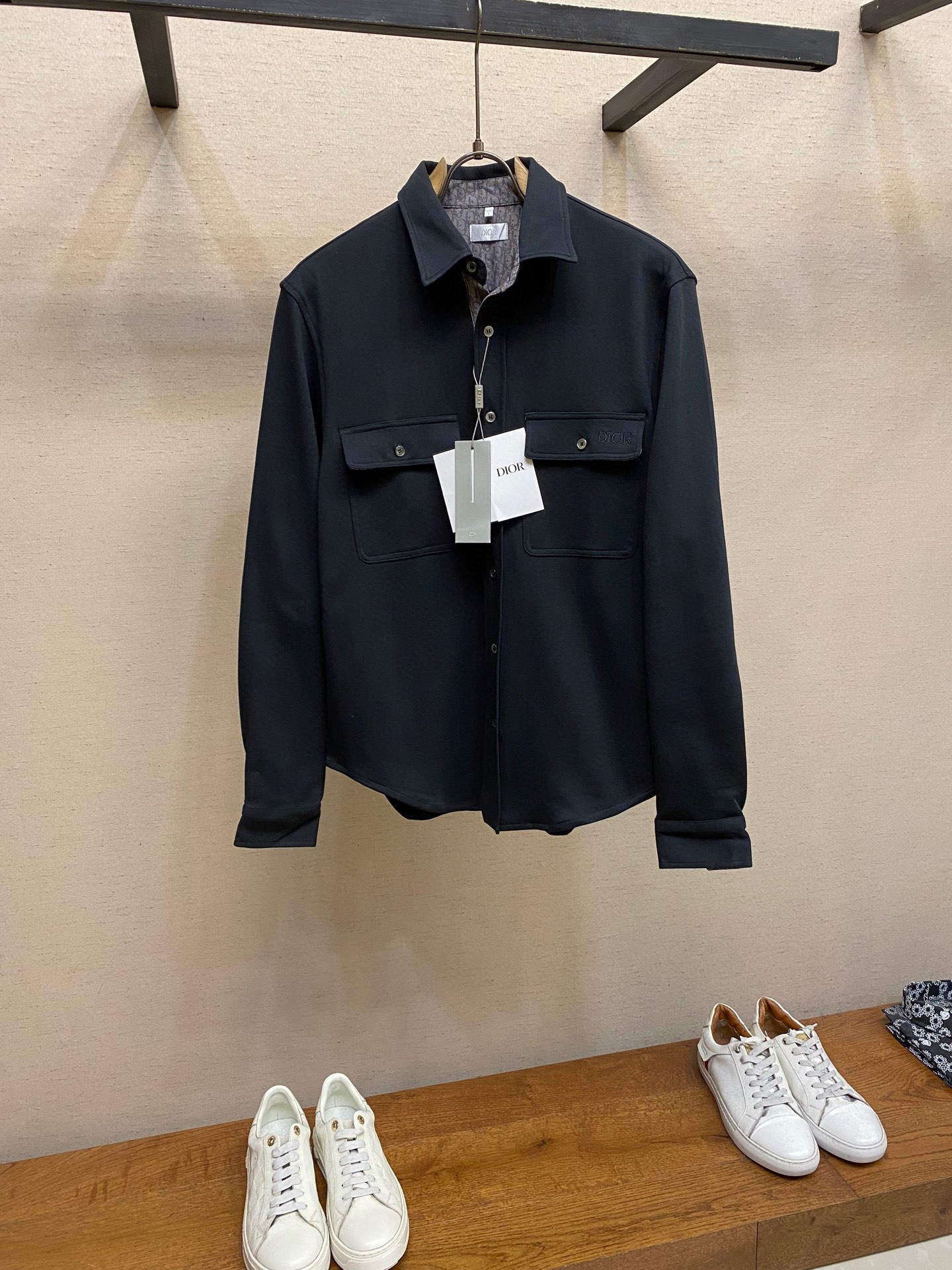 NO:595082,Dior, 24 autumn and winter new style~Xiao Di presbyopic patchwork jacket cotton shirt  A fashionable and versatile item for autumn and winter, the thin cotton shirt-style jacket is the same for men and women. It can be worn alone or layered as a base layer to create a fashionable, elegant and casual look. The knitted cotton fabric is supplied by customers and is produced using advanced knitting micro-density equipment to ensure the cutting shape and characteristics of the product, which is transparent.  It is comfortable to breathe, soft and delicate to the touch, and has trendy and fashionable charm. Oblique design elements highlight individual charm and have a unique retro soft feel. The chest flap patch pocket is embroidered with the same color logo, reflecting the perfect design created by the brand. Same style for men and women.  Size S,M,L,,dior,jackets & coats,shirts,alexander wang19860909Dior、24秋冬新款~小迪老花拼接外套棉质衬衫 秋冬时尚百搭单品,男女同款棉质衬衫式薄外套.可直接单穿或内搭打底,打造时髦高雅休闲造型.客供针织棉面料,运用先进的针织微密型器械制作,保证了产品的裁剪造型和特色,透气舒适,手感柔软细腻兼具潮流时尚魅力.Oblique设计元素彰显个性魅力,拥有别致的复古柔和感.胸前翻盖贴袋刺配同色系标识Logo,体现品牌造就的完美设计.男女同款 尺码S,M,L,,dior,jackets & coats,shirts,alexander wang,Men's clothing