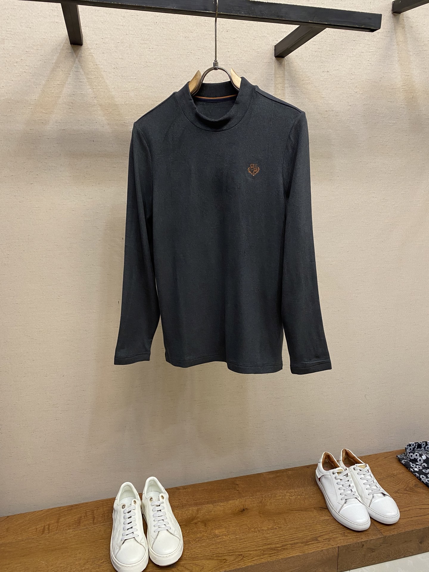 NO:685882,LP, classic brand letter embroidered logo round neck long-sleeved T-shirt base layer. The brand's classic logo embroidery design is simple and easy to match. The embroidery decoration on the chest is the finishing touch that makes this T-shirt formal and high-end and adds a trendy feel. Customized 60 pieces. 260g liquid ammonia double-sided fabric, soft and skin-friendly, draping and elastic, with good anti-pilling effect!  Size M-3xl,,loro piana,tees,t-shirt,19860909LP,经典品牌字母刺绣logo圆领长袖T恤打底衫,品牌经典logo刺绣设计简洁易于搭配,刺绣装饰胸前正是这画龙点睛的辨识度令这款T恤正式高档之余增添潮流感,定制60支 260克液氨双面布、柔软亲肤、悬垂有弹性,抗起球效果好！ 尺码M-3xl,,loro piana,tees，t-shirt,,Men's clothing