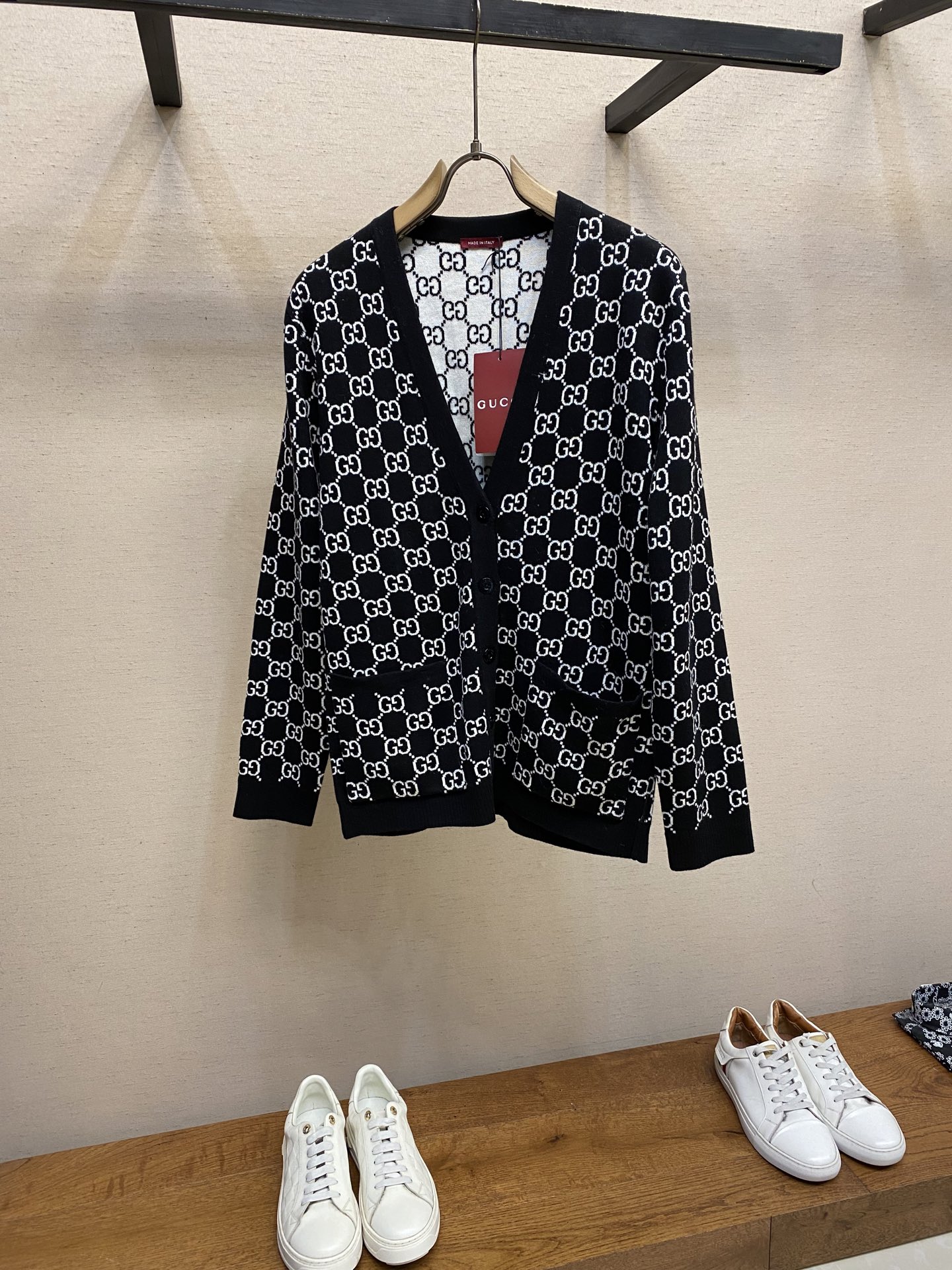 NO:685894,Gucci2025 early spring new jacquard knitted cardigan, customized YB wool knitted material, fine texture, comfortable and obvious wool feel, V-neck knitted cardigan, embellished with molded twist buttons, and decorated with V-neck processing to modify the shoulder and neck lines while adding a sense of sophistication. The whole body is decorated with contrasting black and white double G logo. The inner and outer colors are reversed and can be worn in two colors to realize two wears. Strong retro style, playful and age-reducing, easy to control for daily travel or casual gatherings. Customized fabrics and accessories. One series.  Size S-XL,,gucci,19860909Gucci2025早春新款提花针织开衫 定制YB羊毛针织材质 质感细腻 毛感舒适明显 V领针织开衫 点缀开模扭扣 再饰以V领处理 修饰肩颈线条同时增添精致感 通体装饰撞色黑白双G标识 内外反转色可作两色穿 实现一衣两穿 复古风格强烈 俏皮减龄显白 日常出行或轻松聚会轻松驾驭 定制面辅料 一个系列出 尺码S-XL,,gucci,,Men's clothing