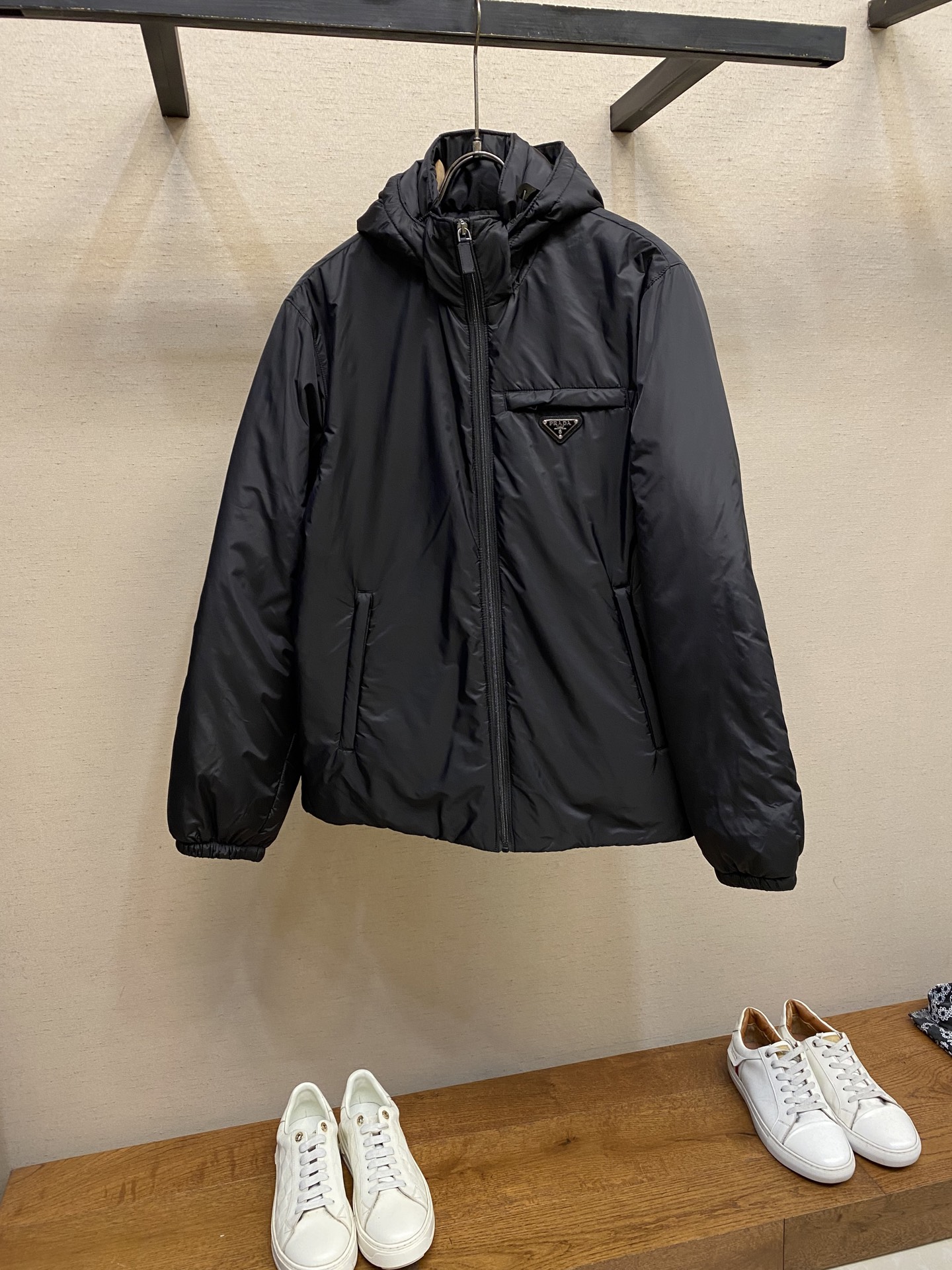 NO:626184,Prada, [Messi's same style down jacket] Fabric selection uses the brand's iconic regenerated nylon fabric, which has the same performance as traditional nylon and has high strength, tear resistance, abrasion resistance and other properties. It is light in texture and has waterproof function suitable for multiple scene needs. It is anti-wrinkle and quick-drying and is easy to care for and maintain on a daily basis. The craftsmanship pays attention to details, such as the collar, cuffs and hem are carefully cut and sewn to ensure that the entire down jacket looks exquisite and stylish.  The triangle logo on the chest of the brand logo is cleverly integrated into Prada's brand elements to enhance the brand's recognition. The high-quality filling is made of 90 white duck down, with a fill power of 220g, ensuring excellent thermal insulation performance. After strict screening and processing, the down is not easy to be drilled. Practicality and beauty are both beautiful and beautiful. Emphasis is not only on beautiful design, but also on practicality, ensuring that the wearer can feel warm and comfortable while enjoying fashion. Sizes S-XL, prada, jacket, alexander wangdown19860909Prada、【梅西同款羽绒服】 面料选择 选用品牌标志性的再生尼龙面料,与传统尼龙性能相当,具备高强度,抗撕裂,耐磨损等特性.其质地轻盈,同时又具备防水功能适合多场景需求.抗皱,快干的特点也易于日常打理维护 工艺注重细节处理,如领口、袖口和下摆都经过精心剪裁与缝制,确保整件羽绒服看起来精致而有型. 品牌标识胸口三角标巧妙地融入Prada 的品牌元素,提升品牌的辨识度. 高品质填充物 选用90白鸭绒,蓬松度达220g,确保保暖性能卓越.绒子经过严格筛选与处理之后,不易钻绒. 实用与美观并重不仅注重美观设计,更强调实用性,确保穿着者在享受时尚的同时也能感受到温暖与舒适. 尺码S-XL,,prada,down jacket,alexander wang,Men's clothing