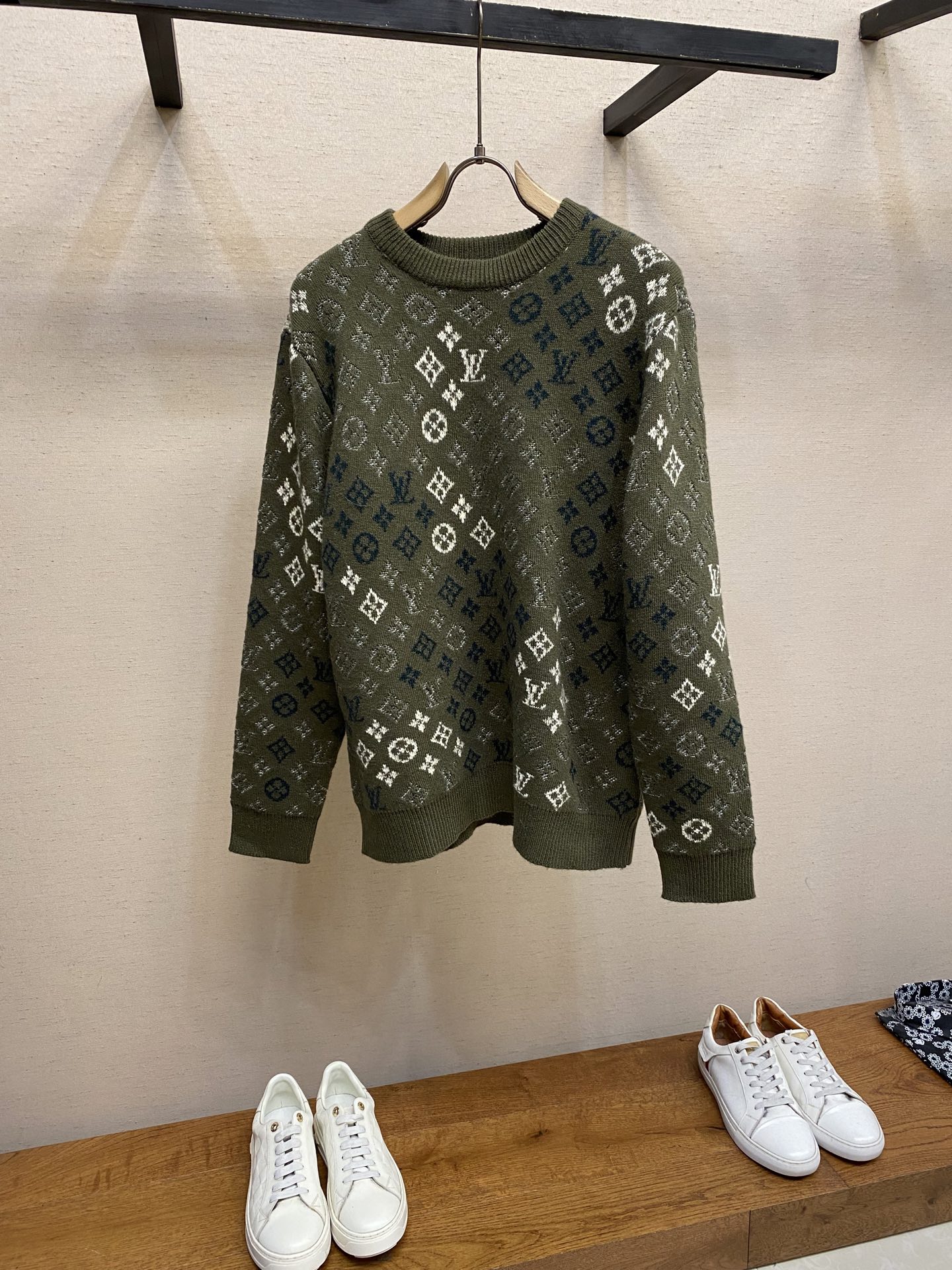 NO:615277,1V/Louis SS26 early spring new style all-over jacquard round neck knitted pullover sweater, sizes S-XL,,louis vuitton,sweaters,alexander wang198609091V/路易 SS26 早春新款 满印提花圆领针织套头毛衣 尺码S-XL,,louis vuitton,sweaters,alexander wang,Men's clothing